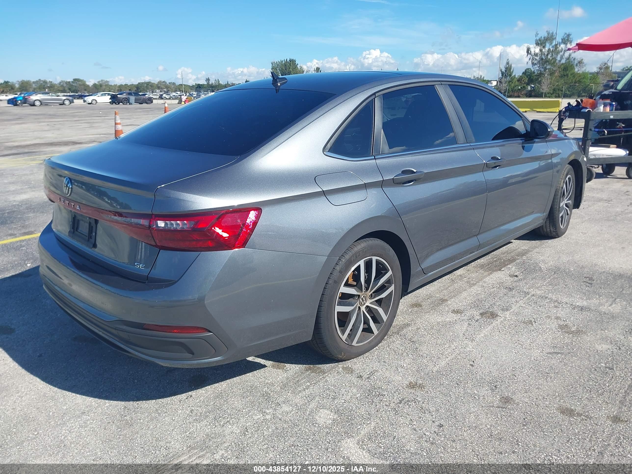 VOLKSWAGEN JETTA image 4
