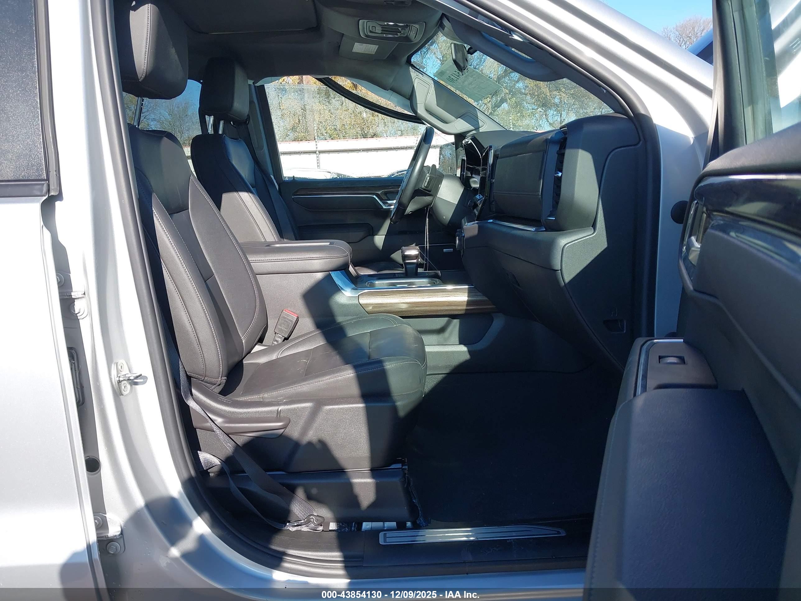 CHEVROLET SILVERADO image 5