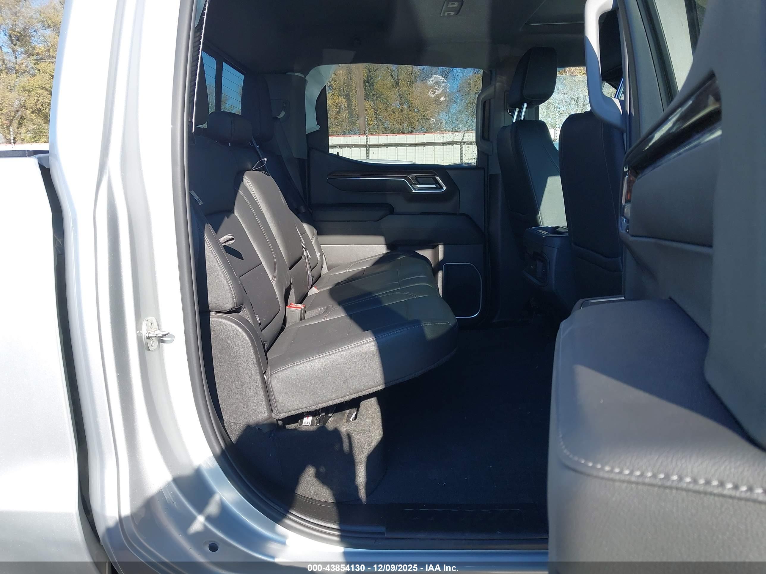 CHEVROLET SILVERADO image 8