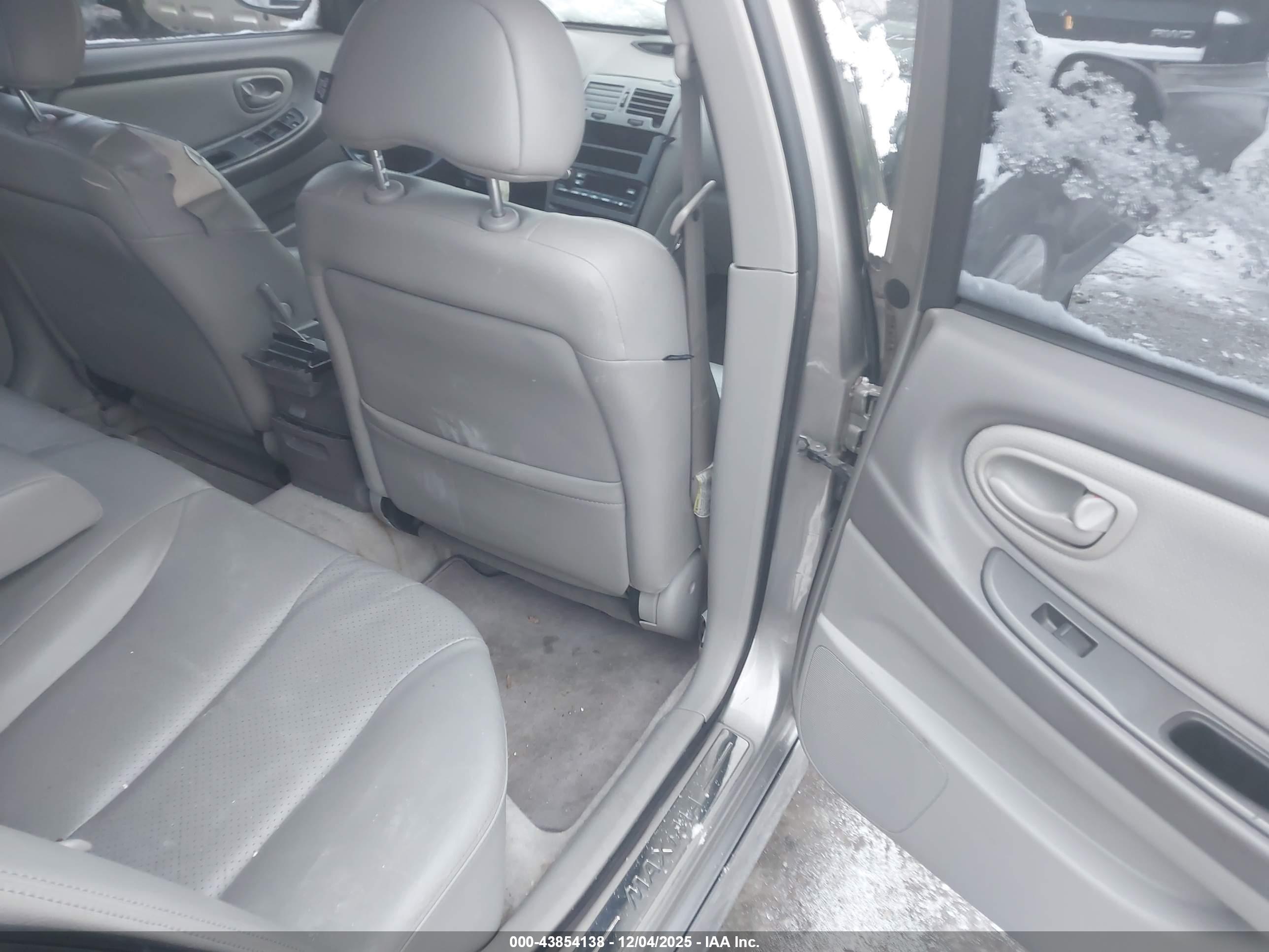 NISSAN MAXIMA image 8
