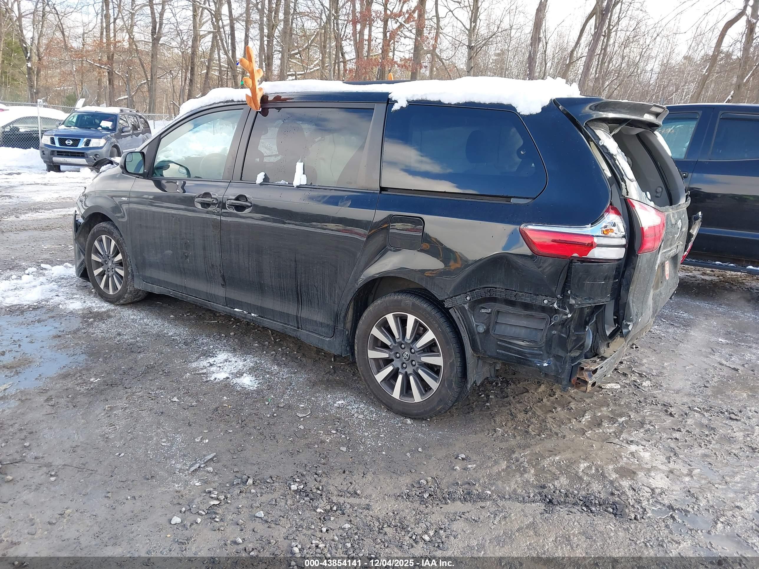 TOYOTA SIENNA image 3