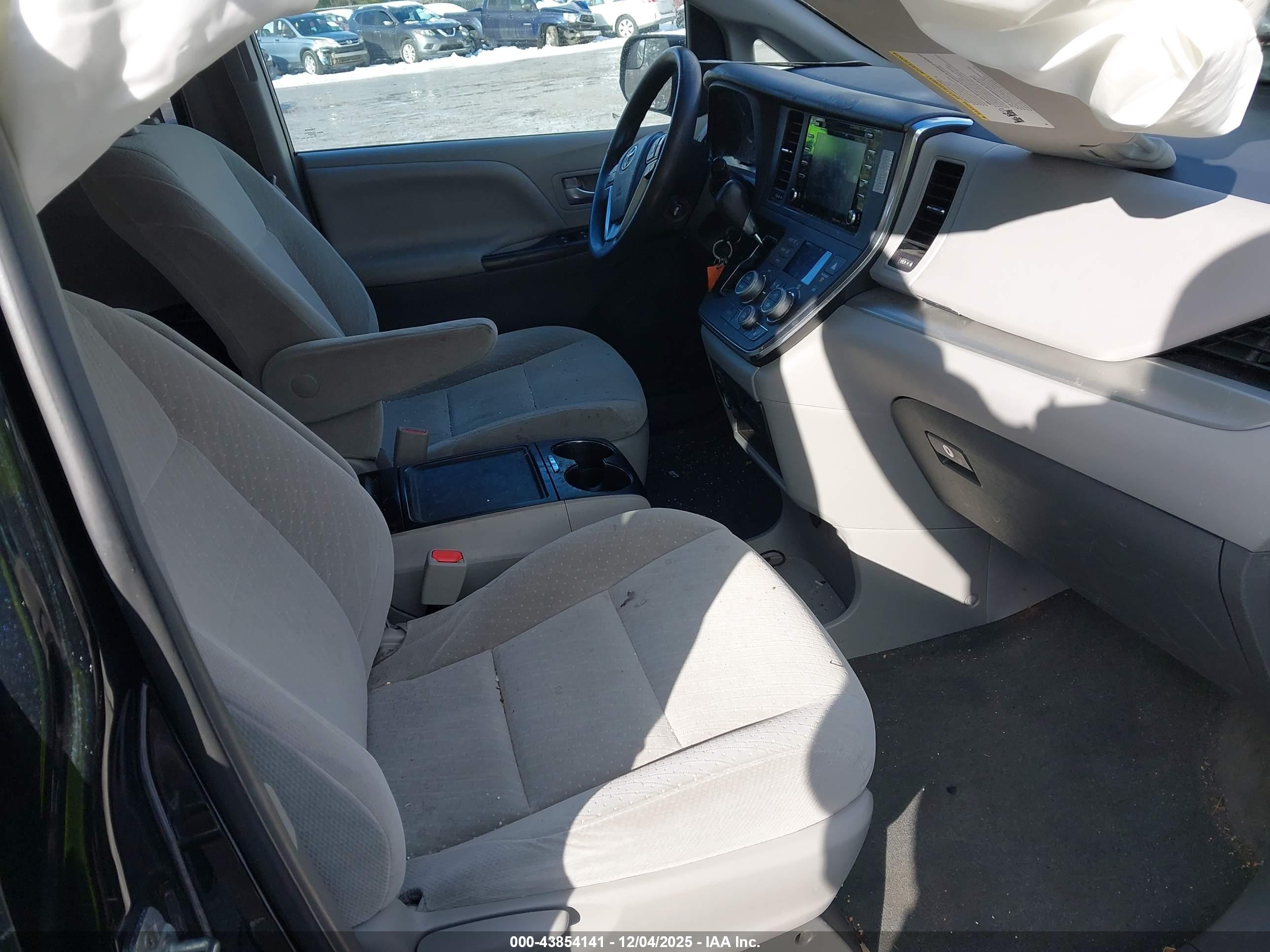 TOYOTA SIENNA image 5