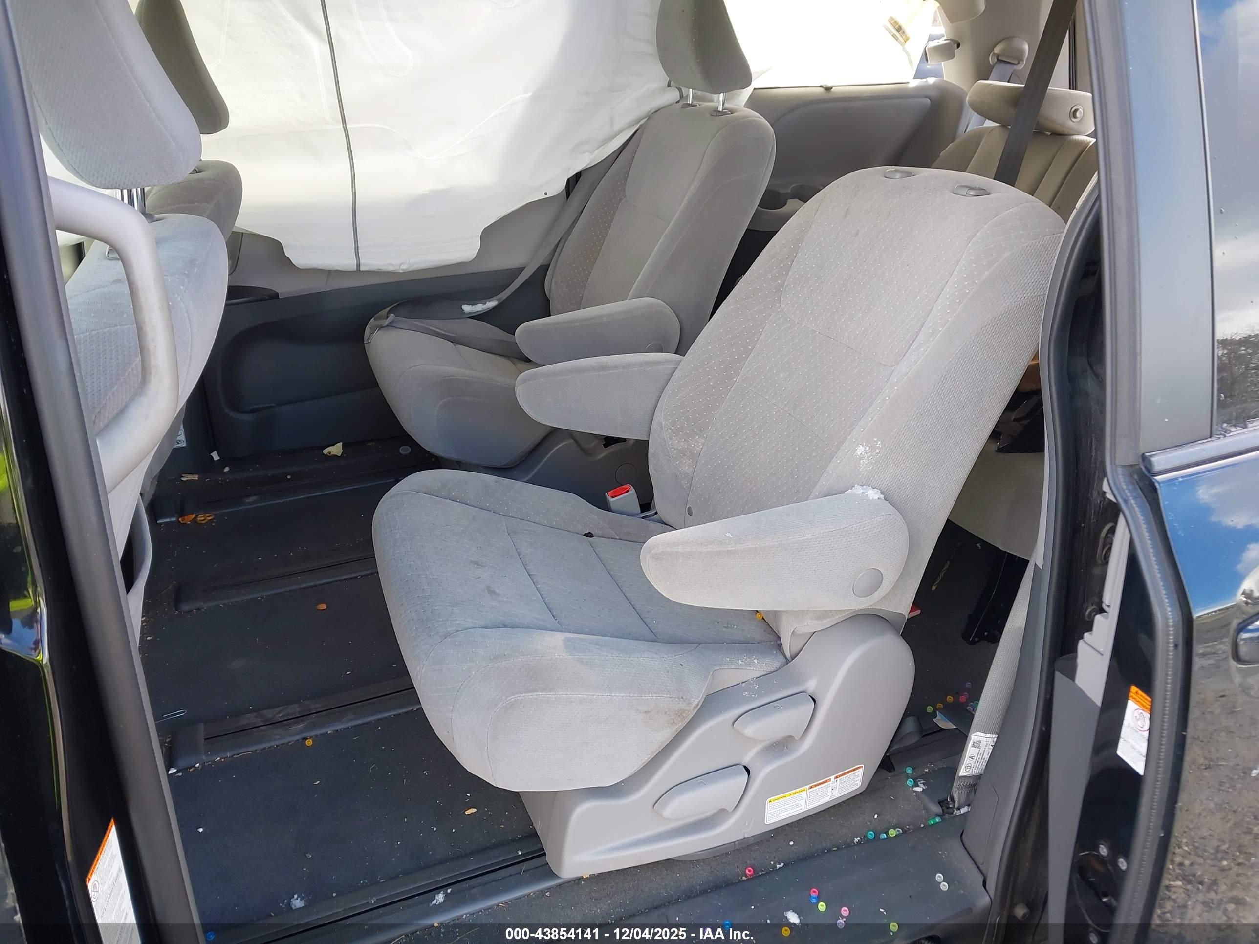 TOYOTA SIENNA image 8