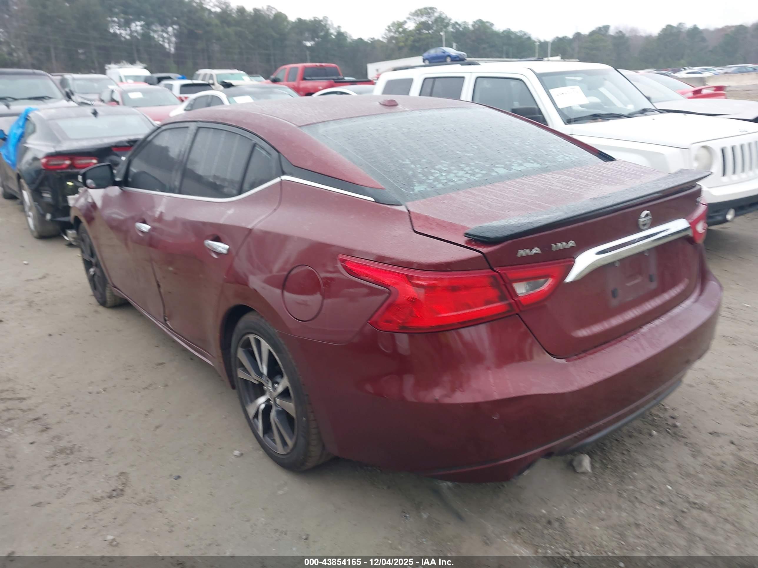 NISSAN MAXIMA image 3