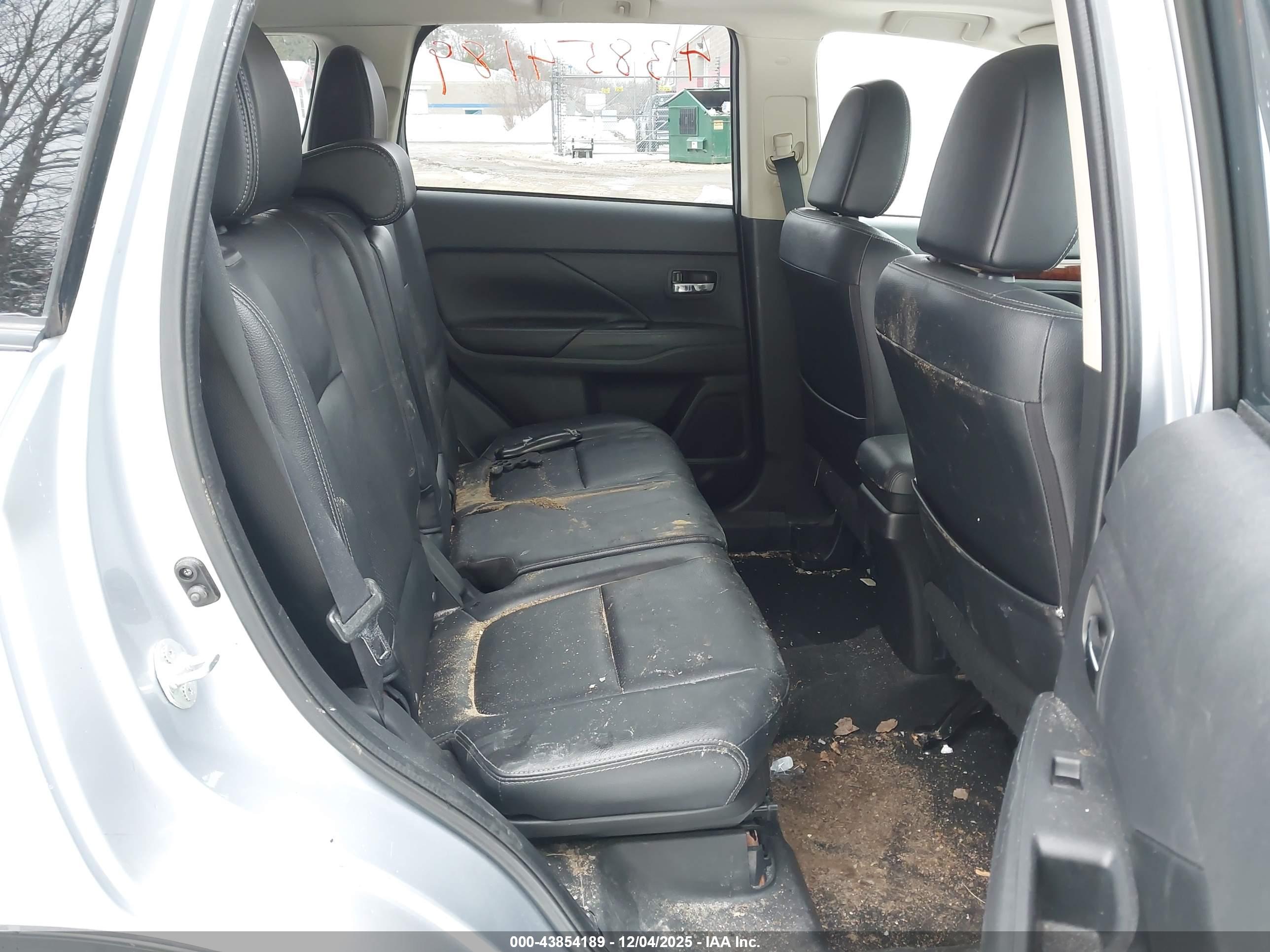 MITSUBISHI OUTLANDER image 8
