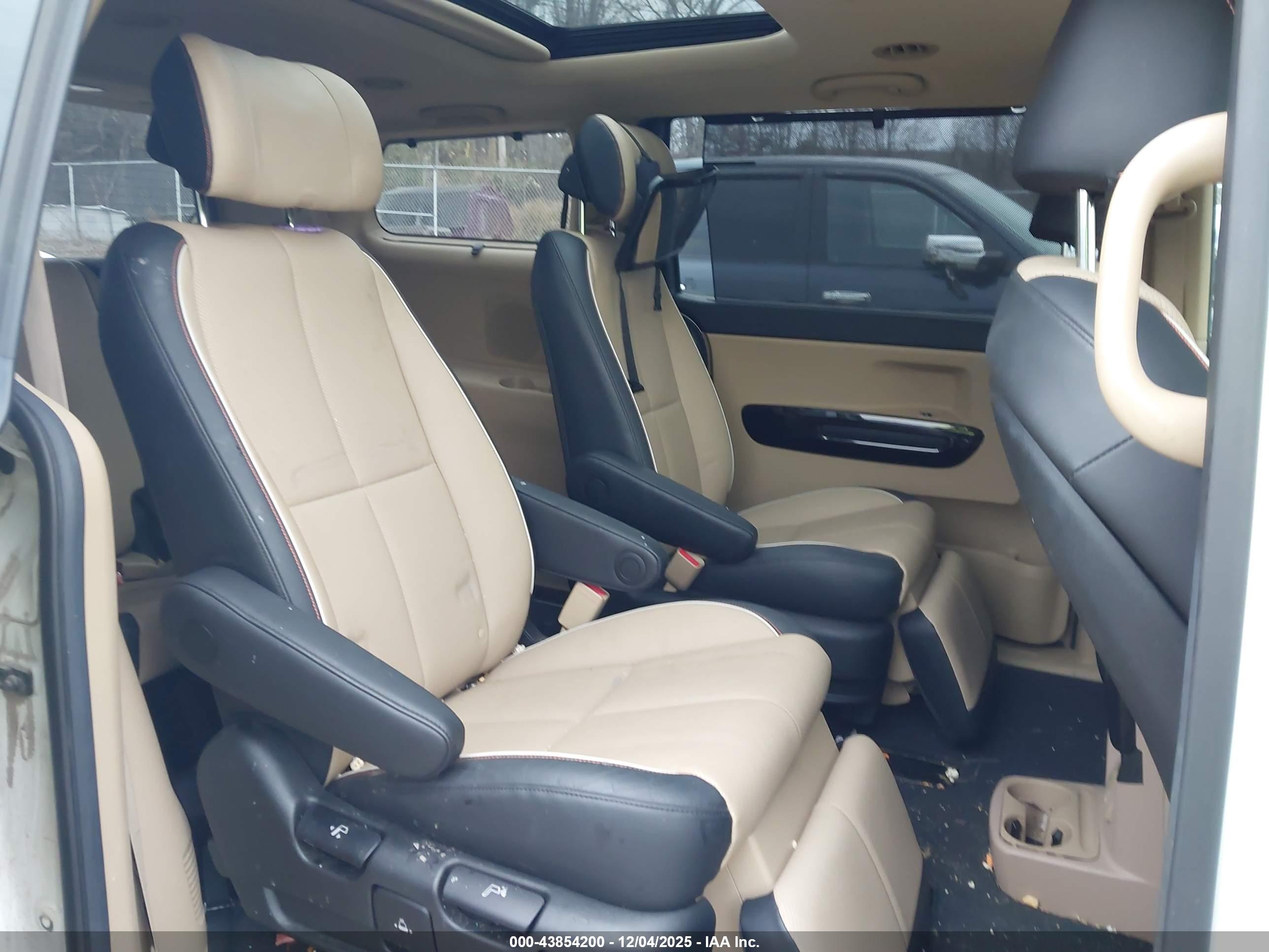 KIA SEDONA image 8