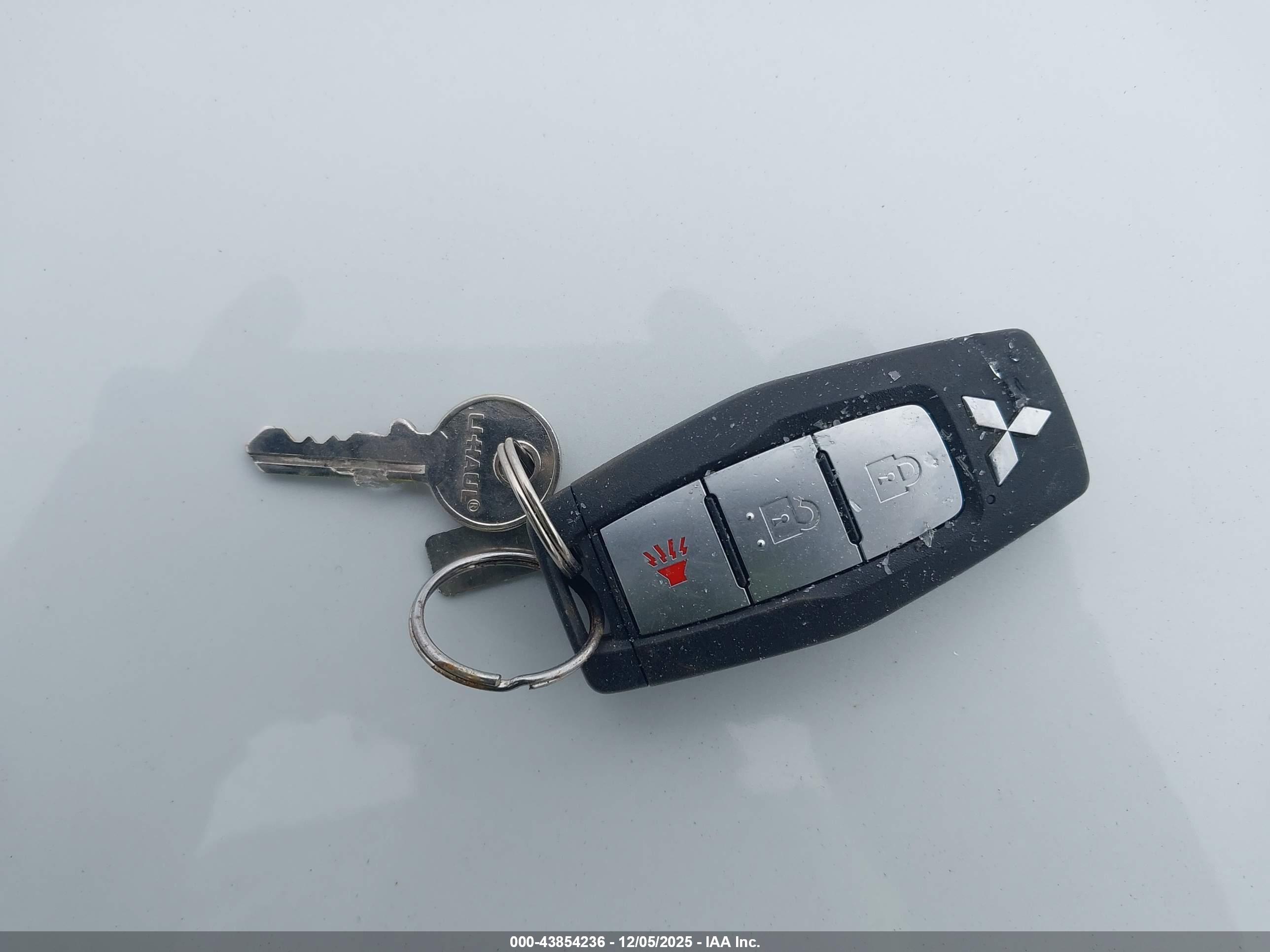 MITSUBISHI OUTLANDER image 11