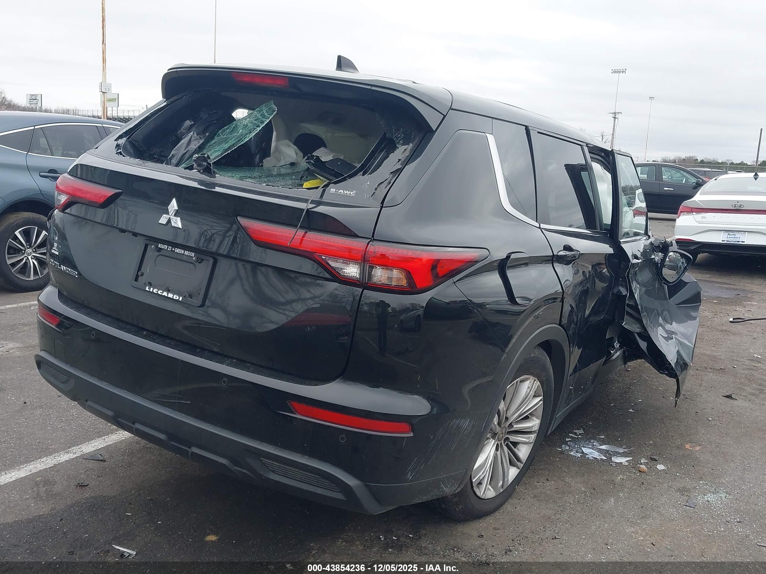 MITSUBISHI OUTLANDER image 4