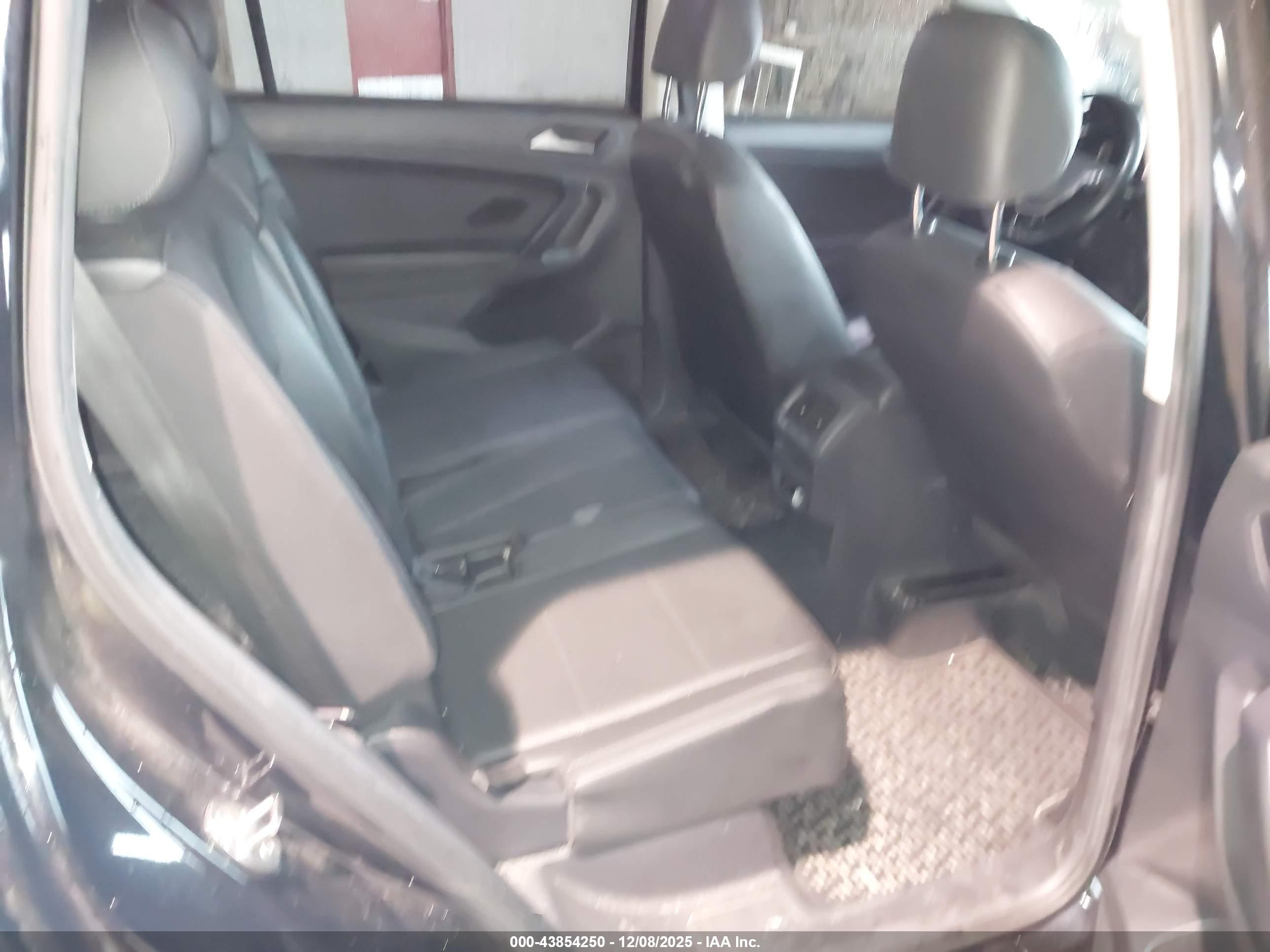 VOLKSWAGEN TIGUAN image 8