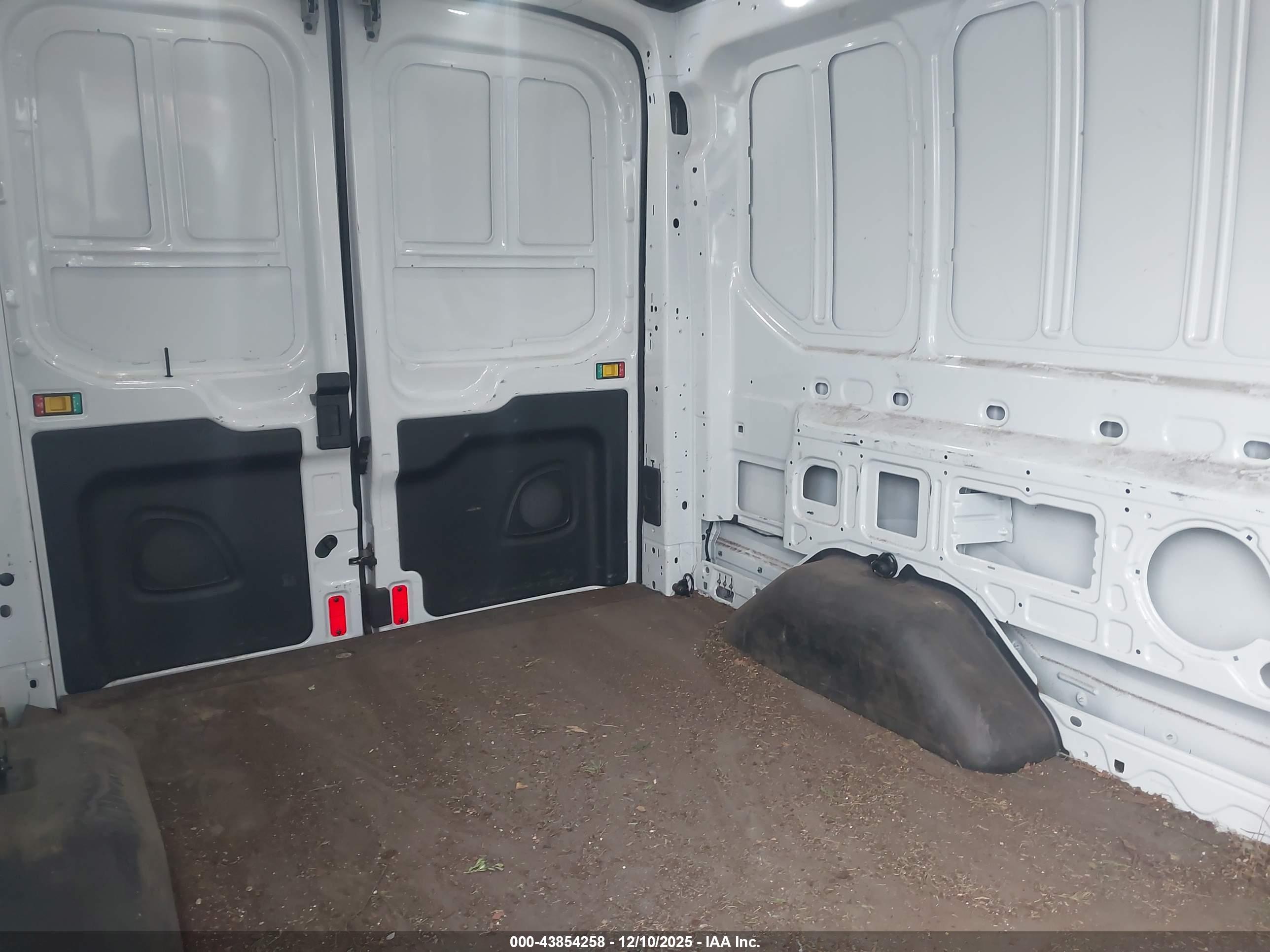 FORD TRANSIT-250 image 8