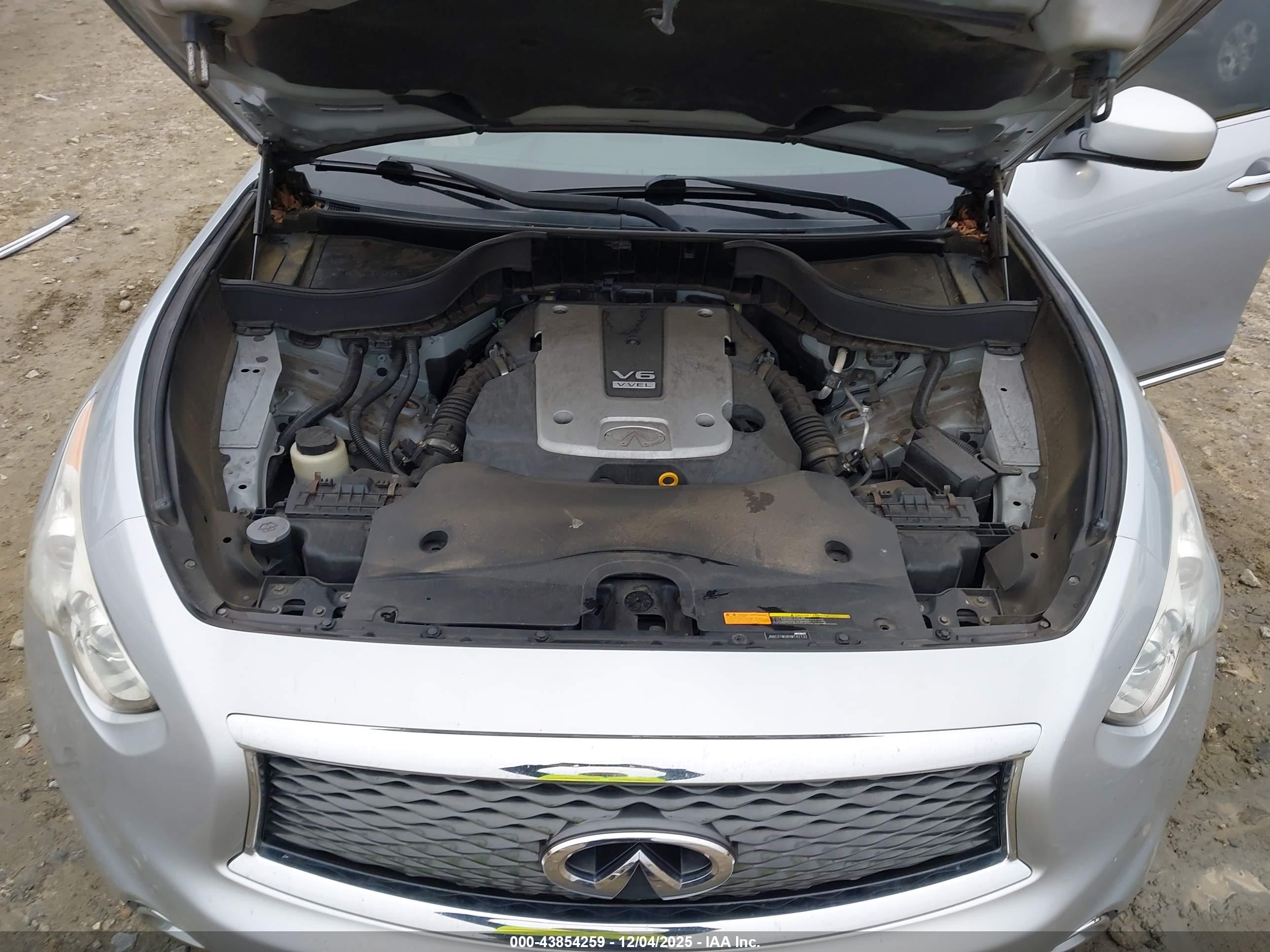 INFINITI QX70 image 10
