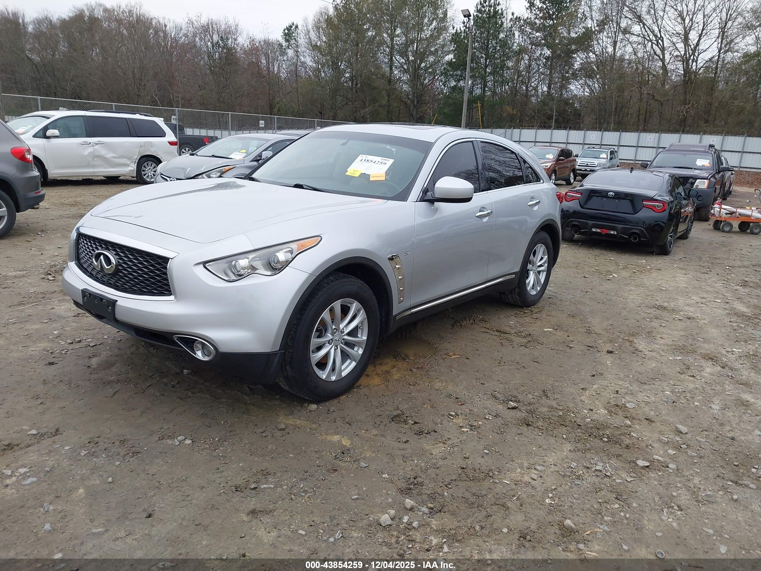 INFINITI QX70 image 2