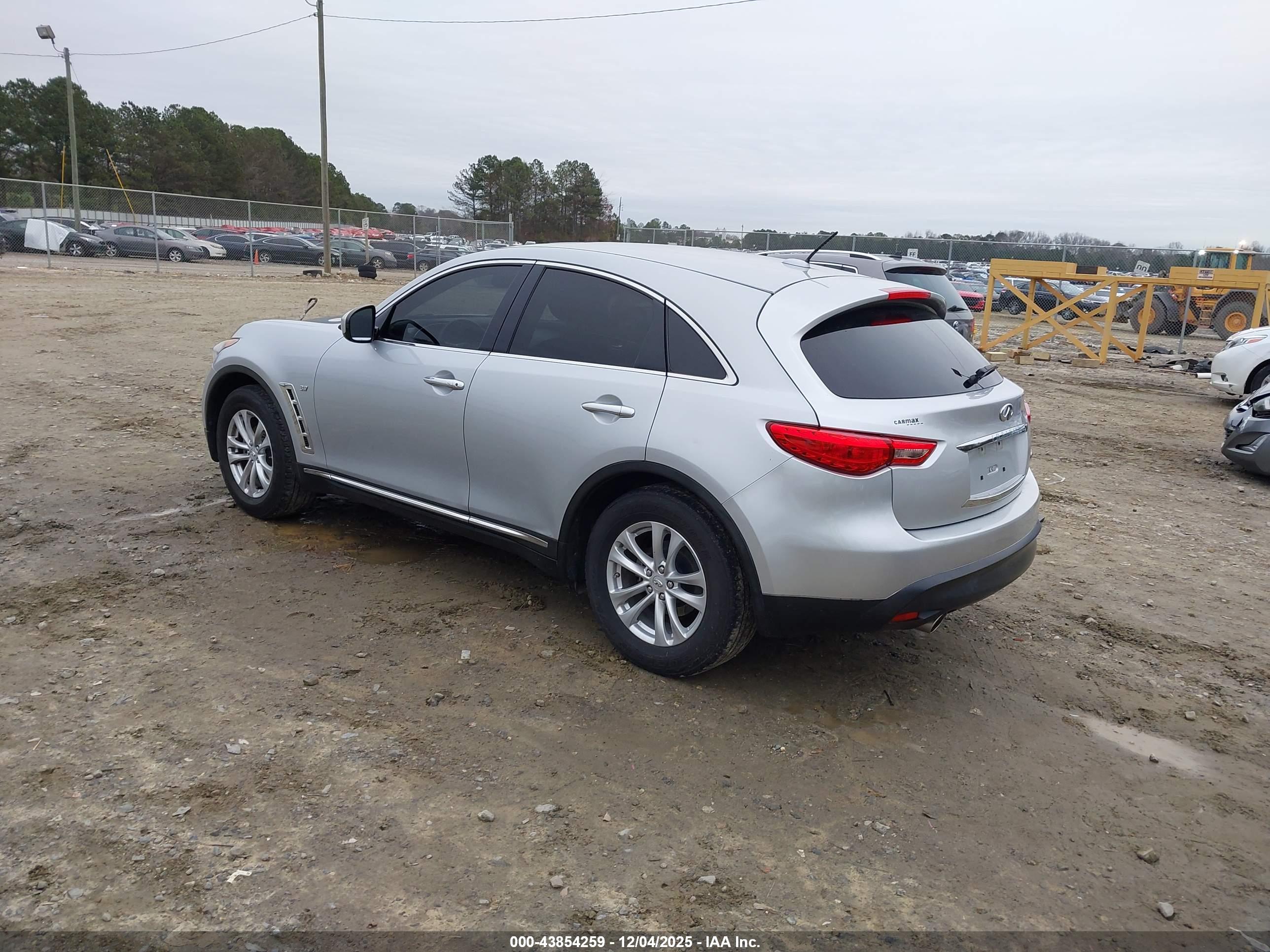 INFINITI QX70 image 3