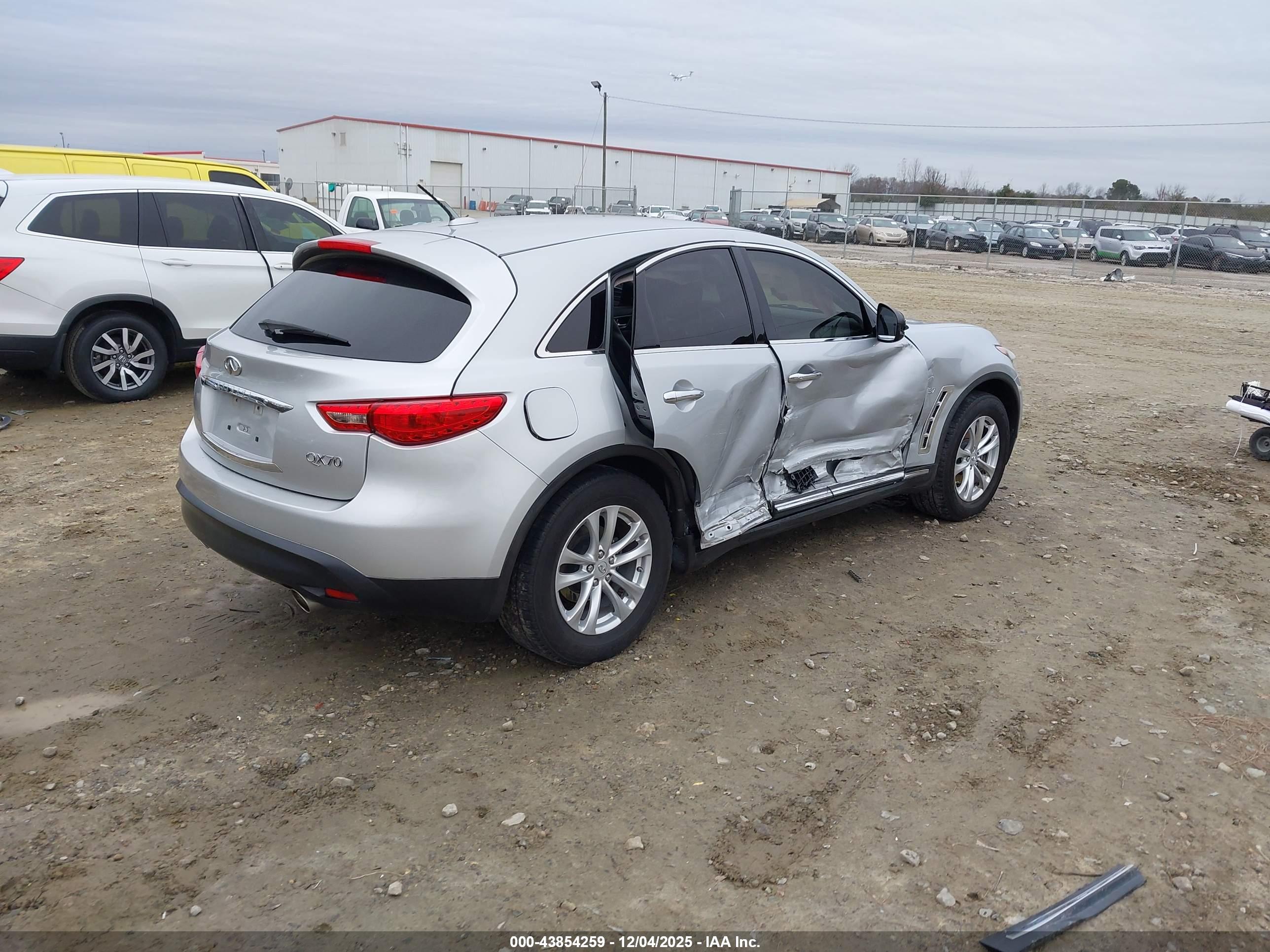 INFINITI QX70 image 4