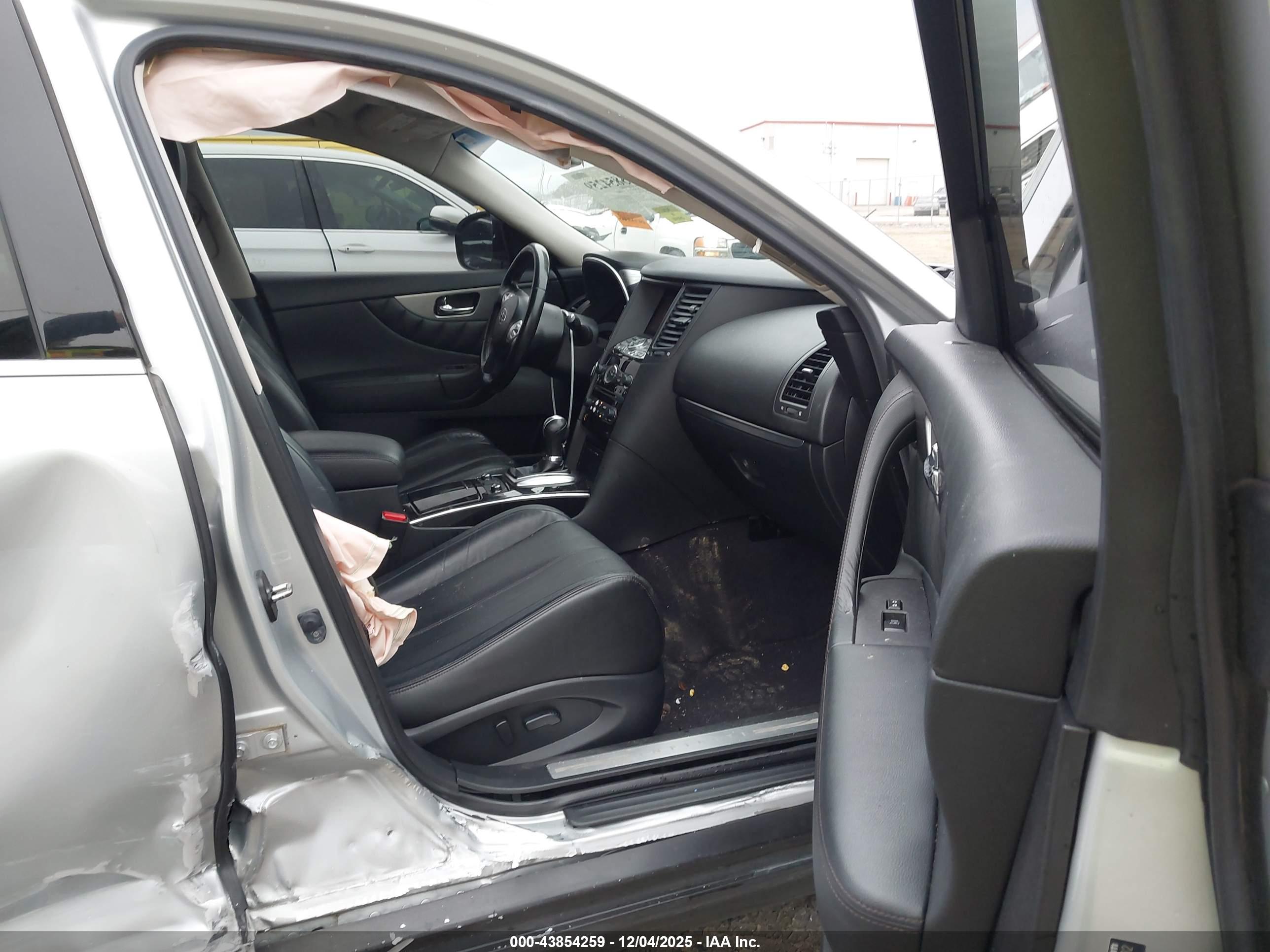 INFINITI QX70 image 5