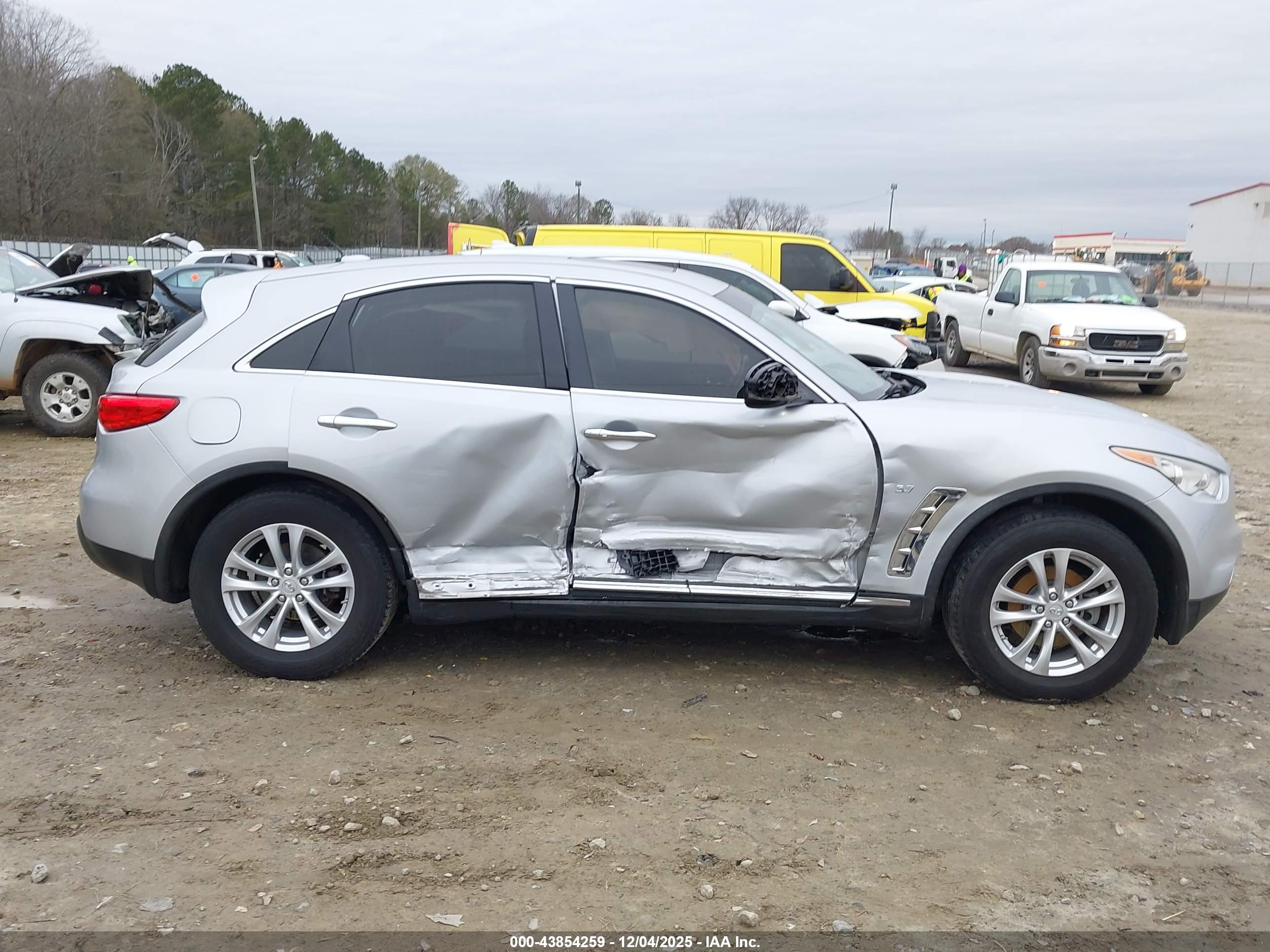 INFINITI QX70 image 6