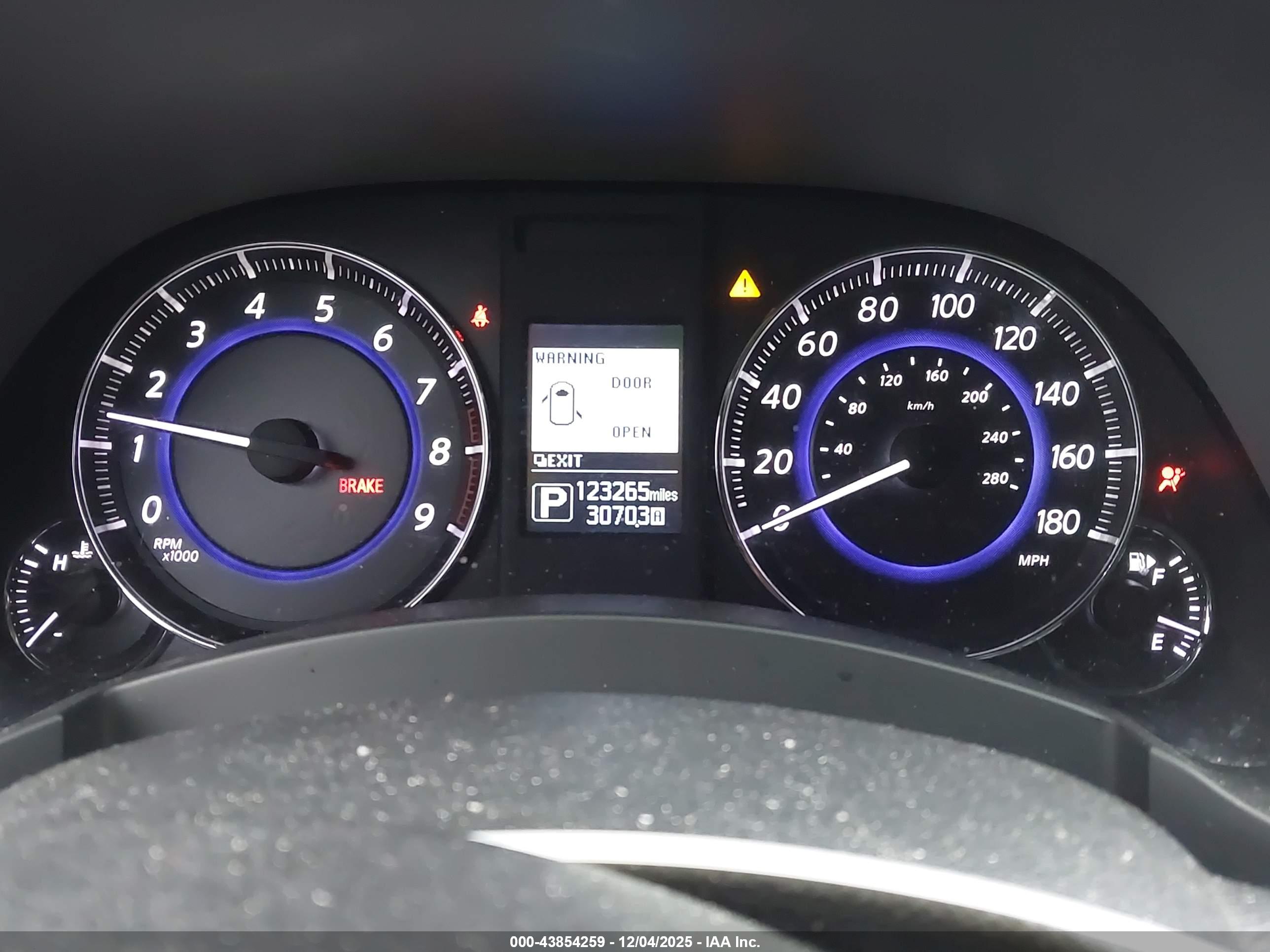 INFINITI QX70 image 7