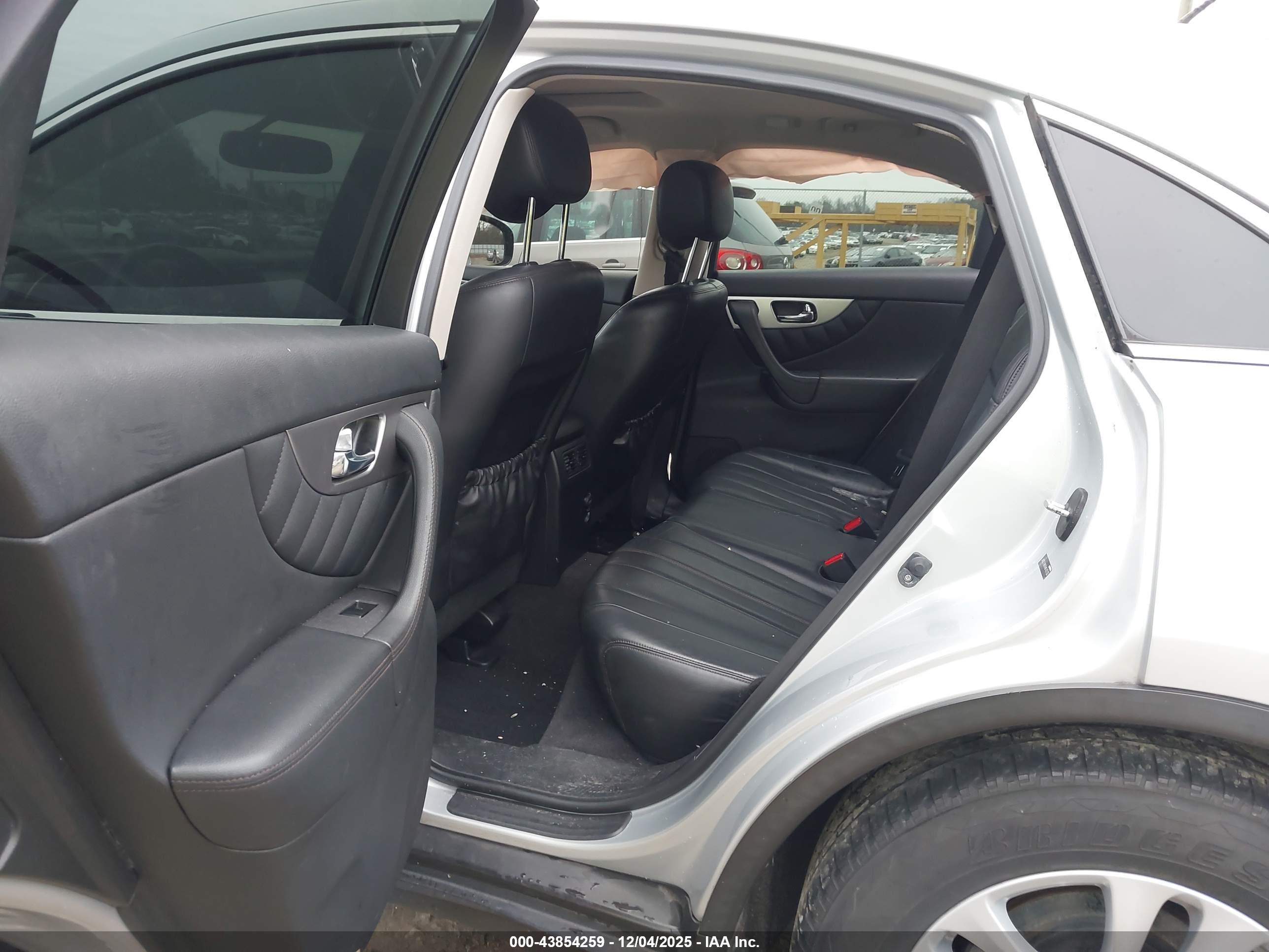INFINITI QX70 image 8