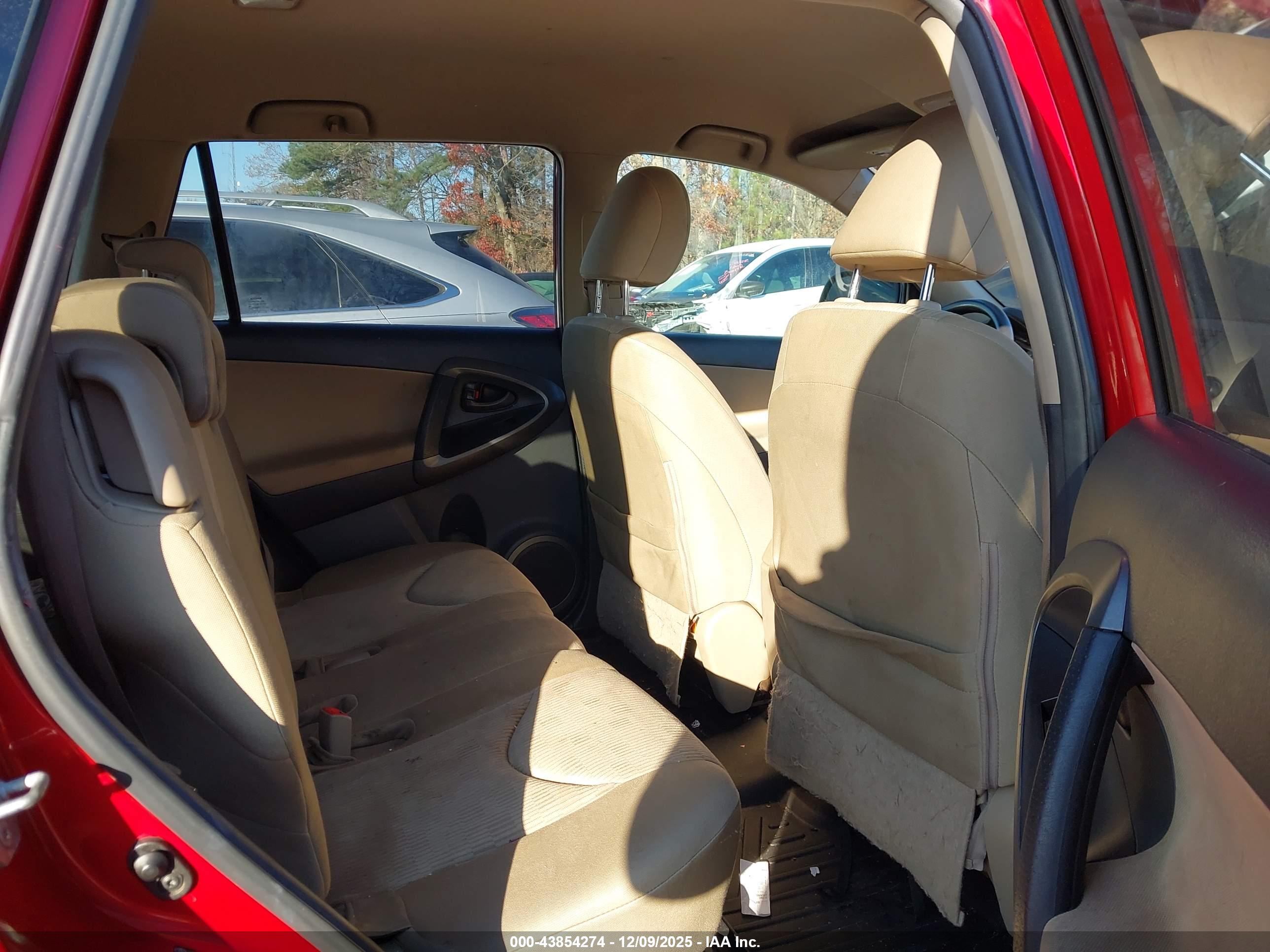 TOYOTA RAV4 image 8