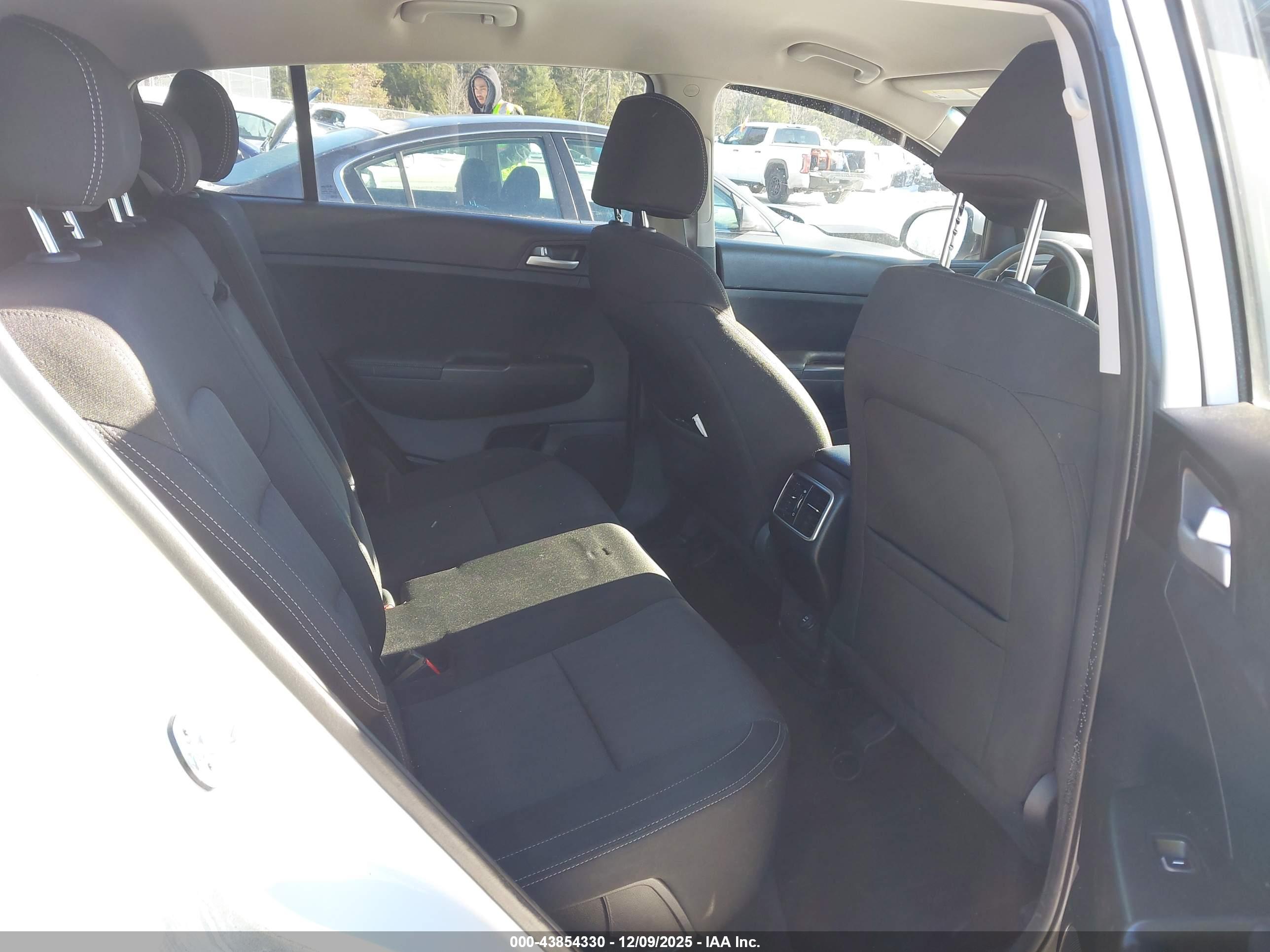 KIA SPORTAGE image 8