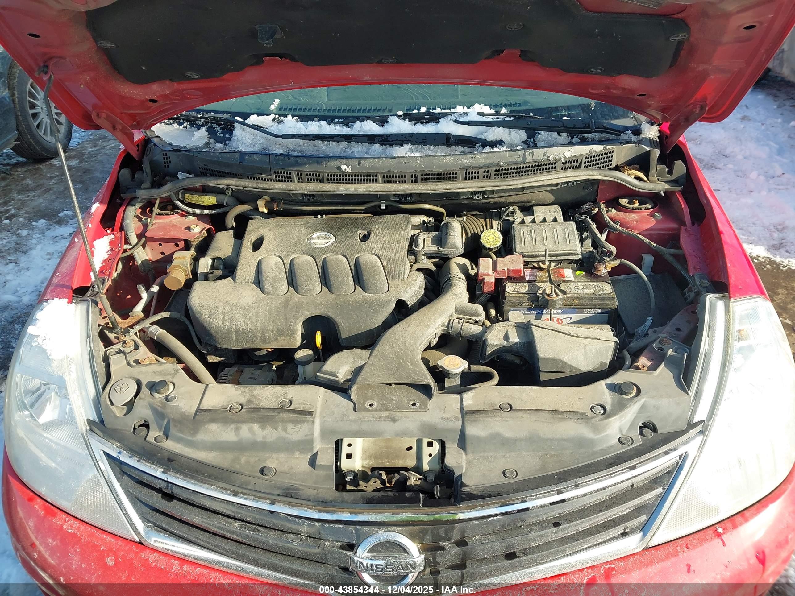 NISSAN VERSA image 10