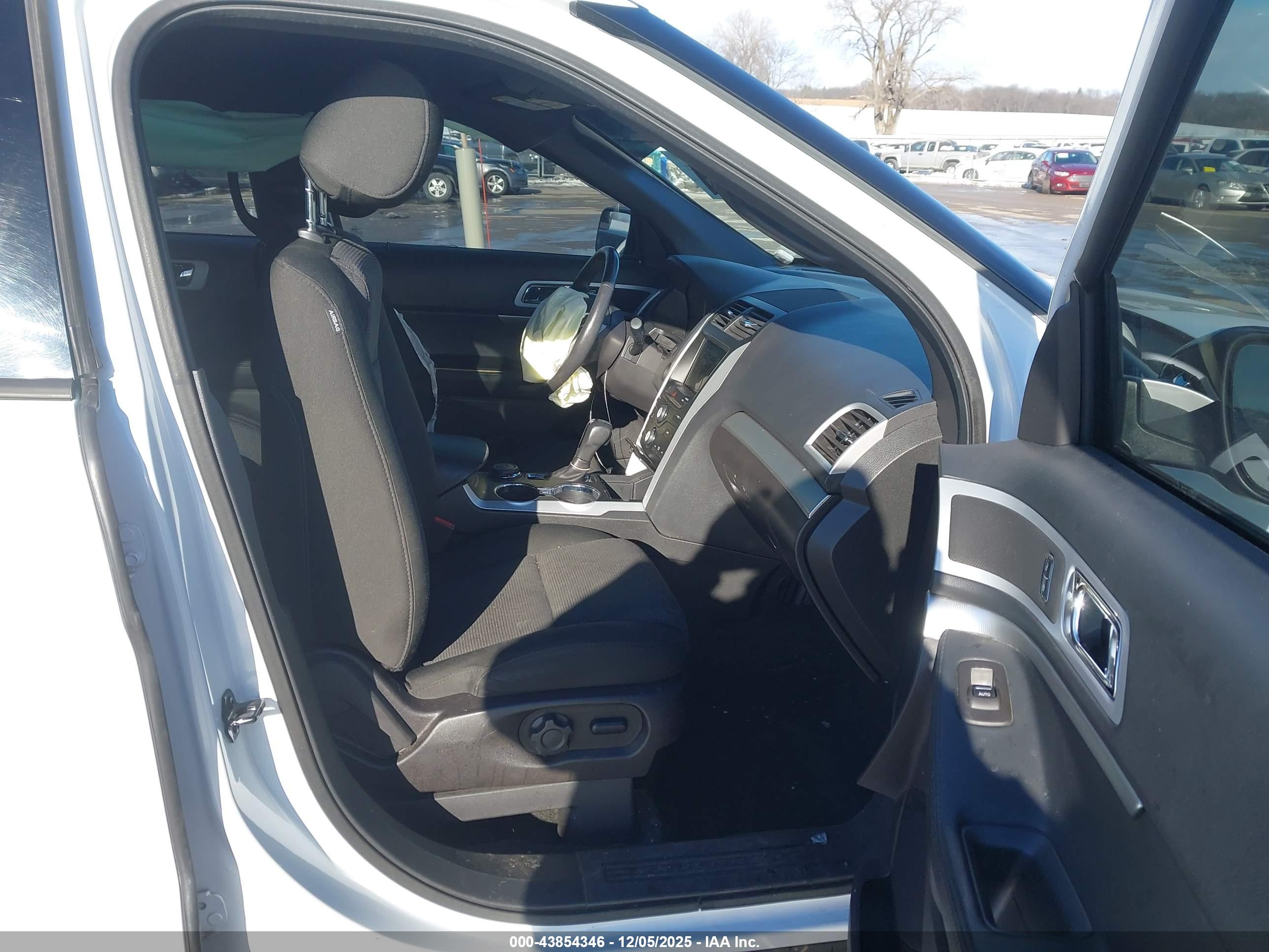 FORD EXPLORER image 5