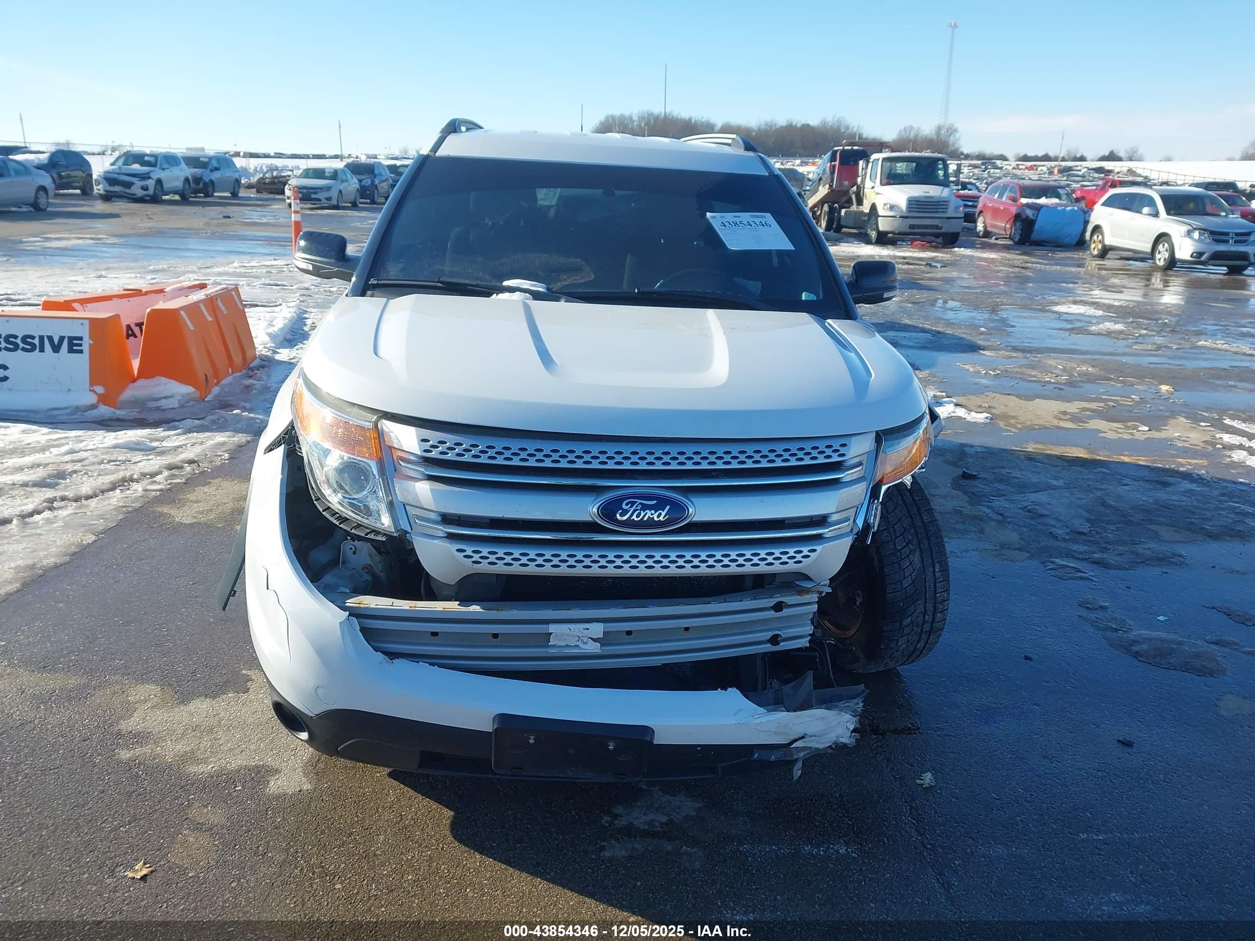 FORD EXPLORER image 6