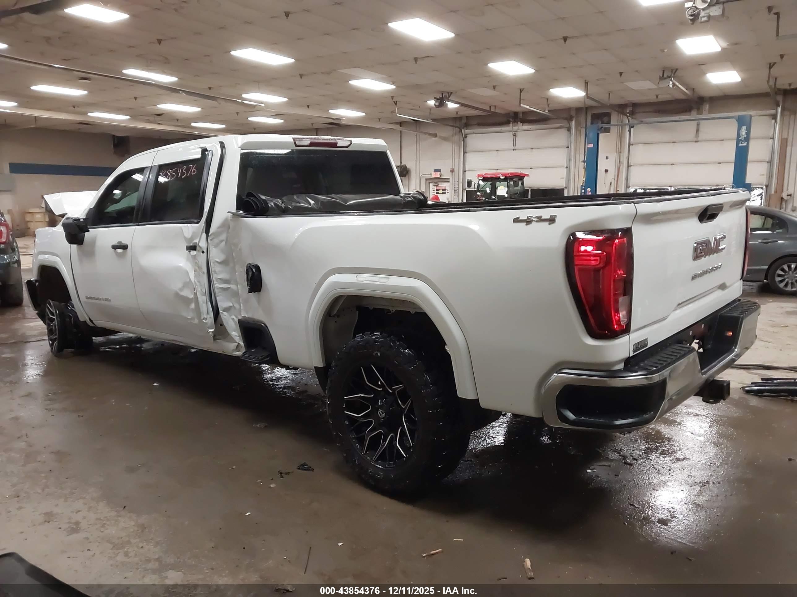 GMC SIERRA image 3