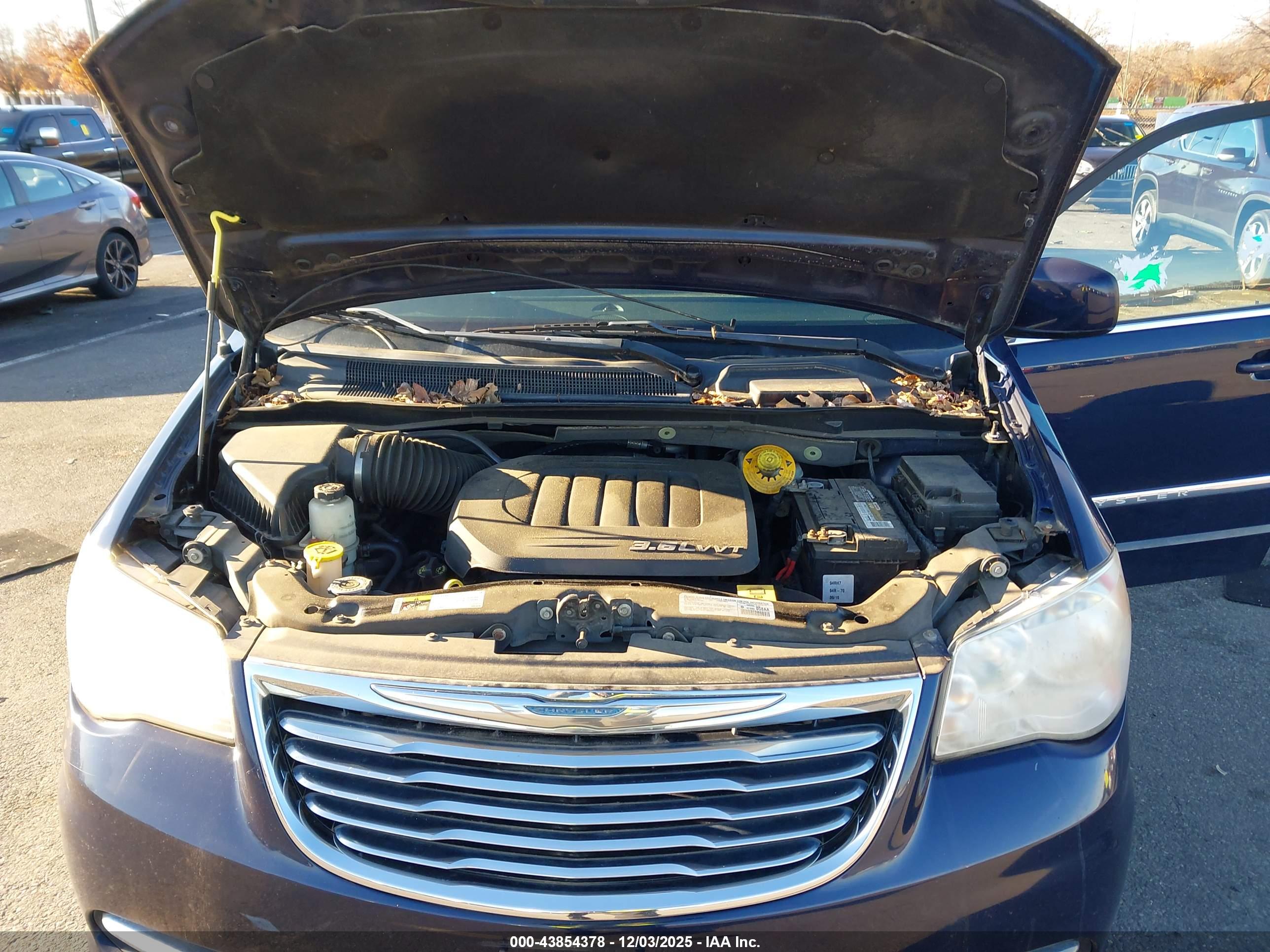 CHRYSLER TOWN image 10