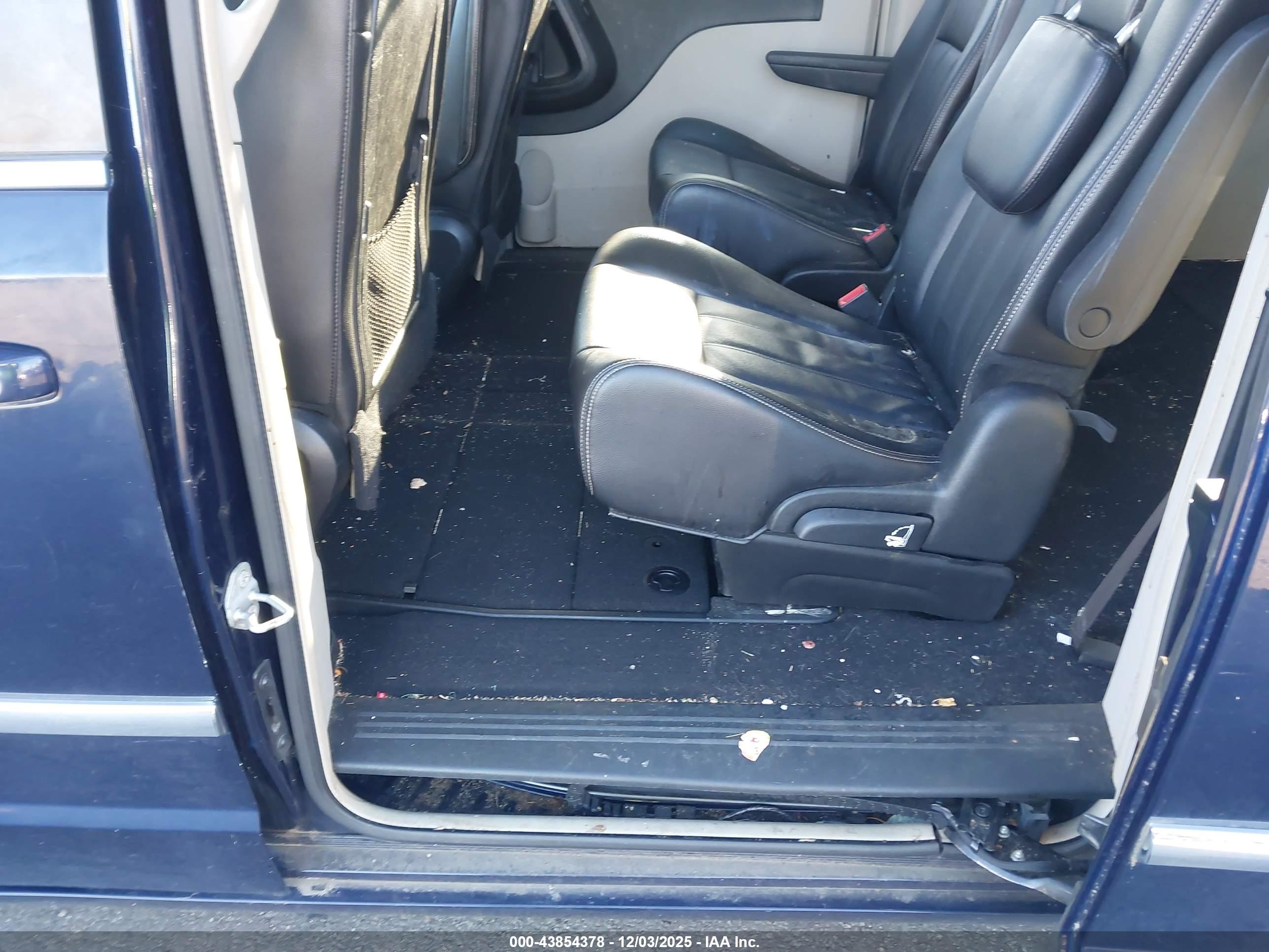 CHRYSLER TOWN image 8