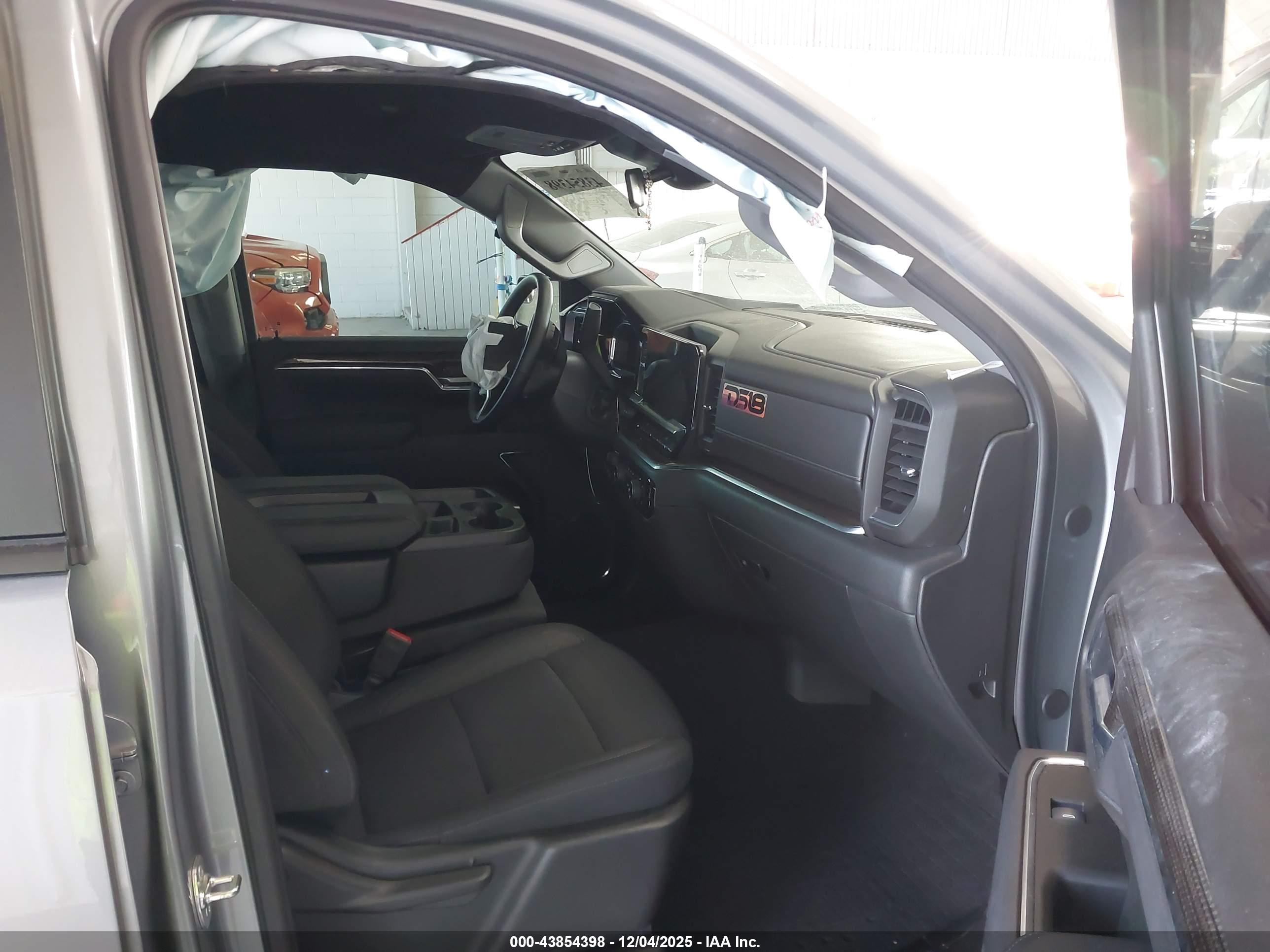 CHEVROLET SILVERADO image 5