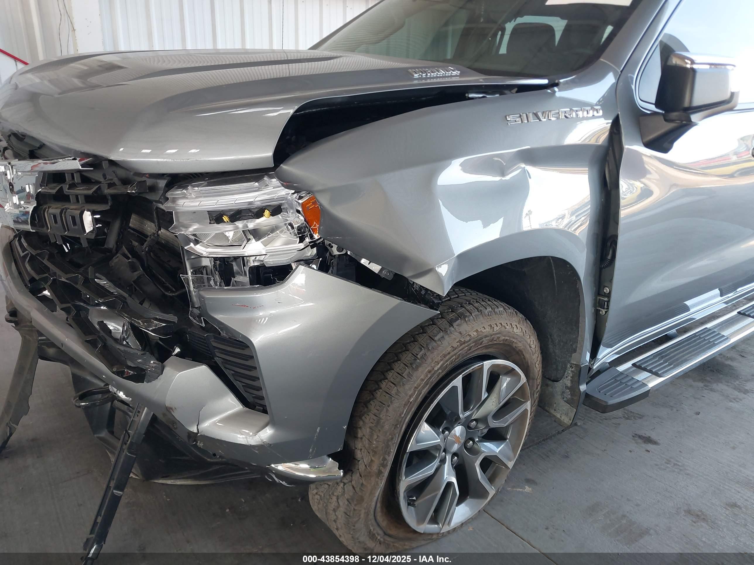 CHEVROLET SILVERADO image 6