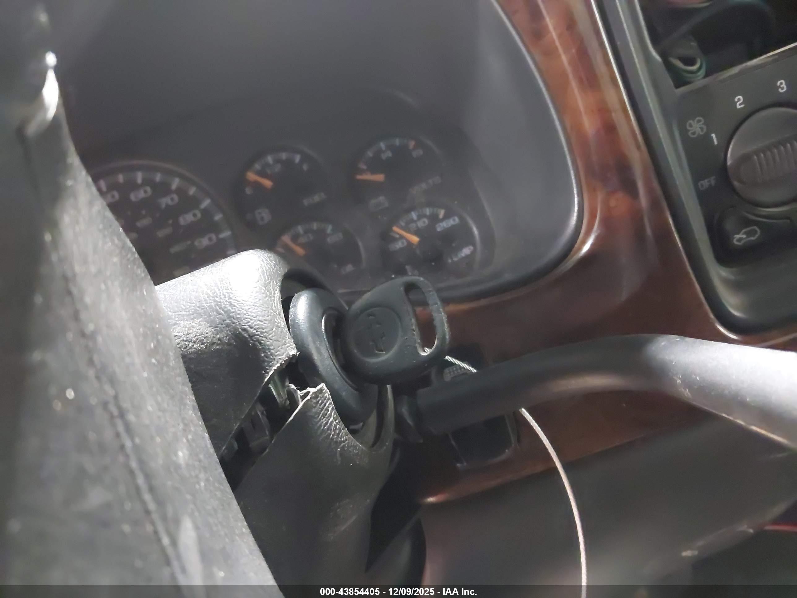 CHEVROLET SILVERADO image 11