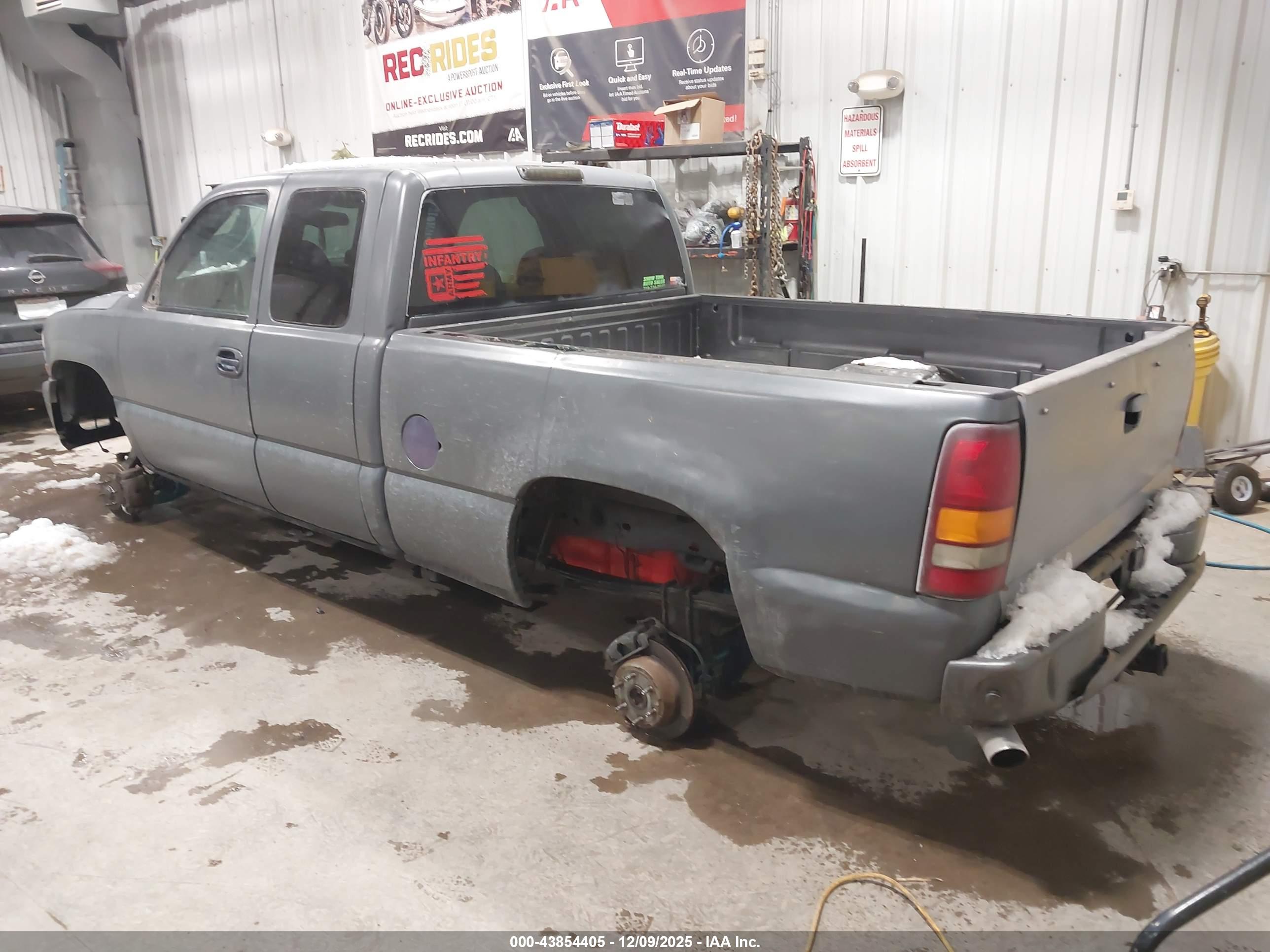 CHEVROLET SILVERADO image 3