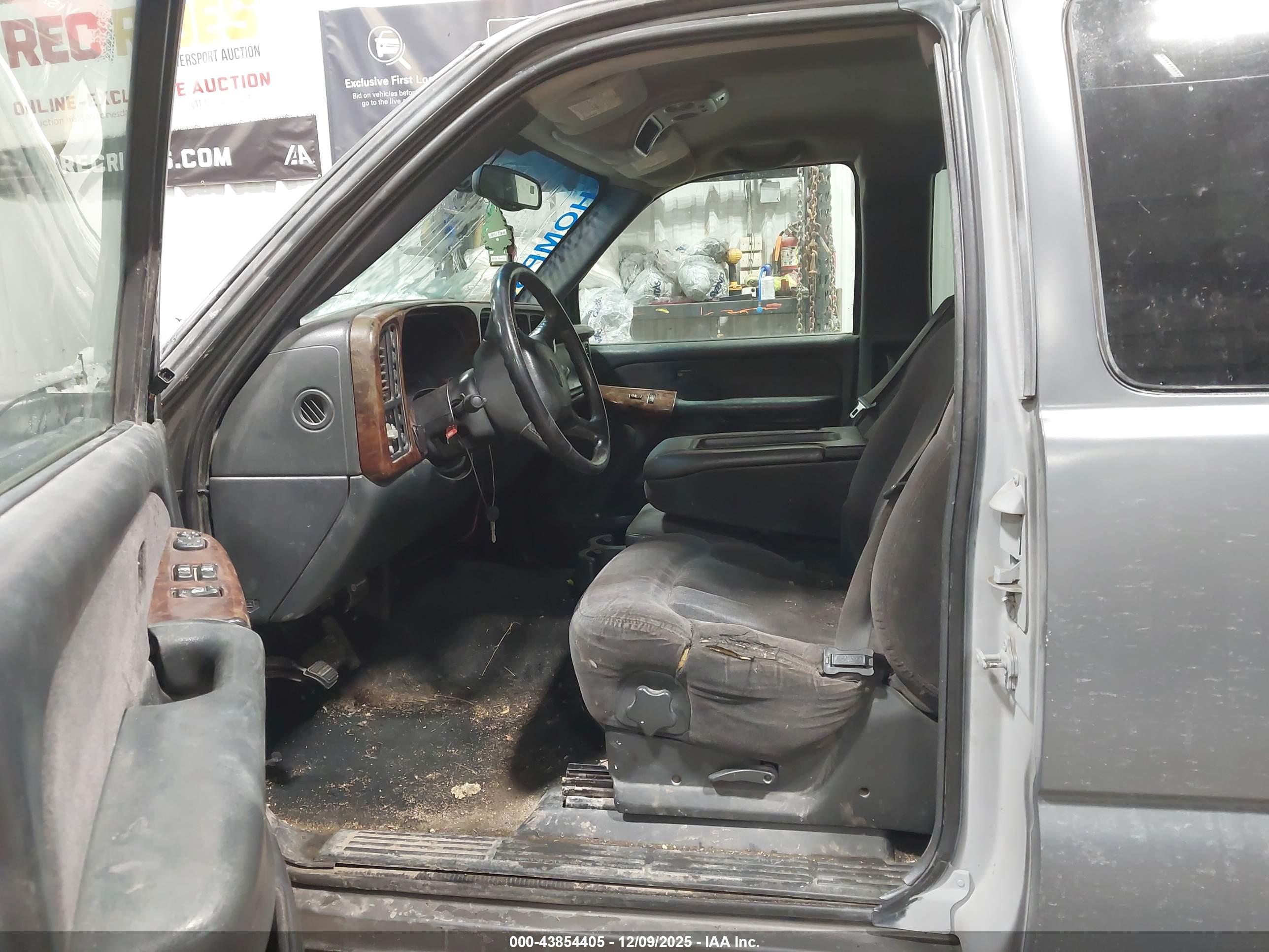 CHEVROLET SILVERADO image 5