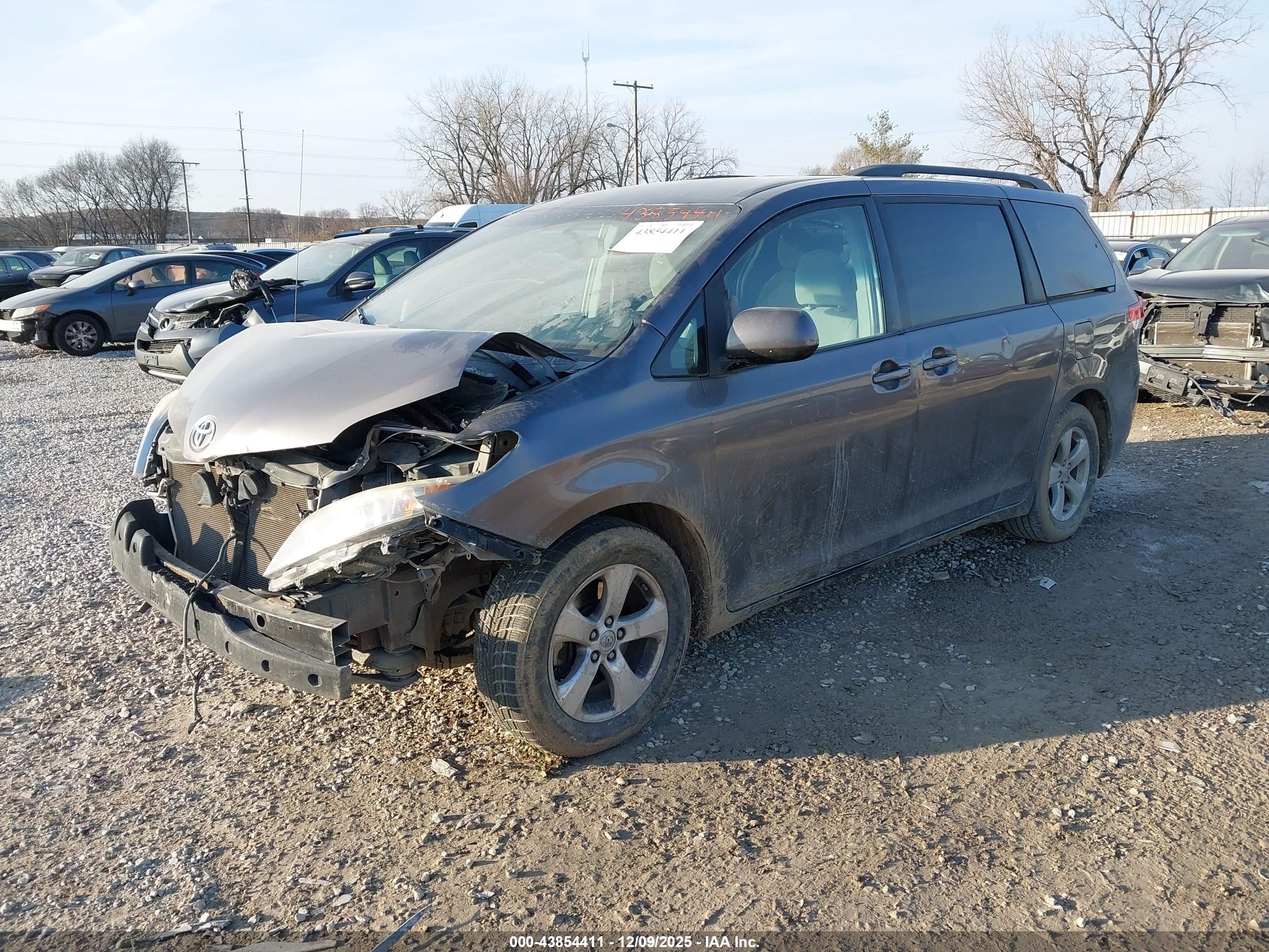 TOYOTA SIENNA image 2