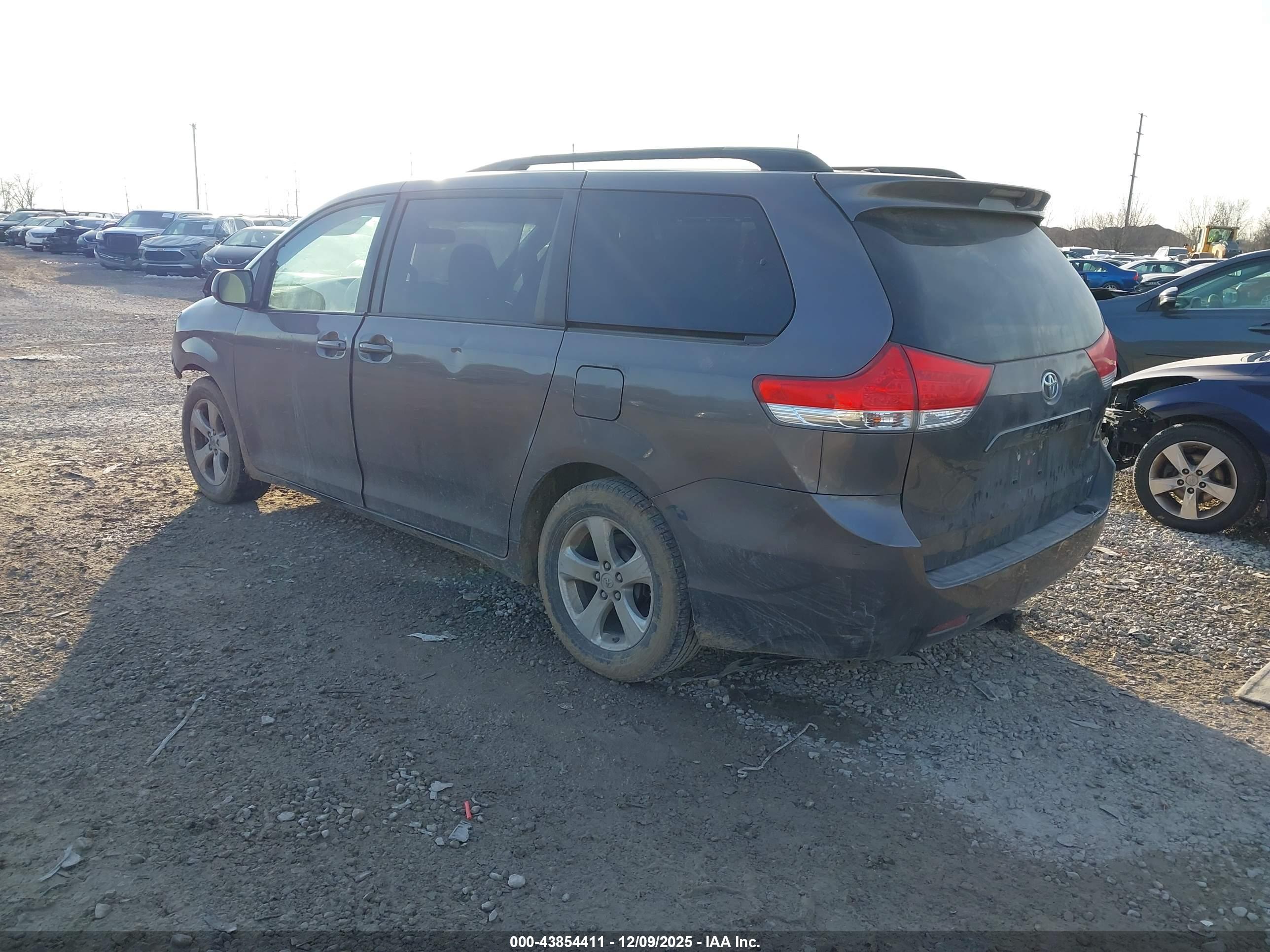 TOYOTA SIENNA image 3