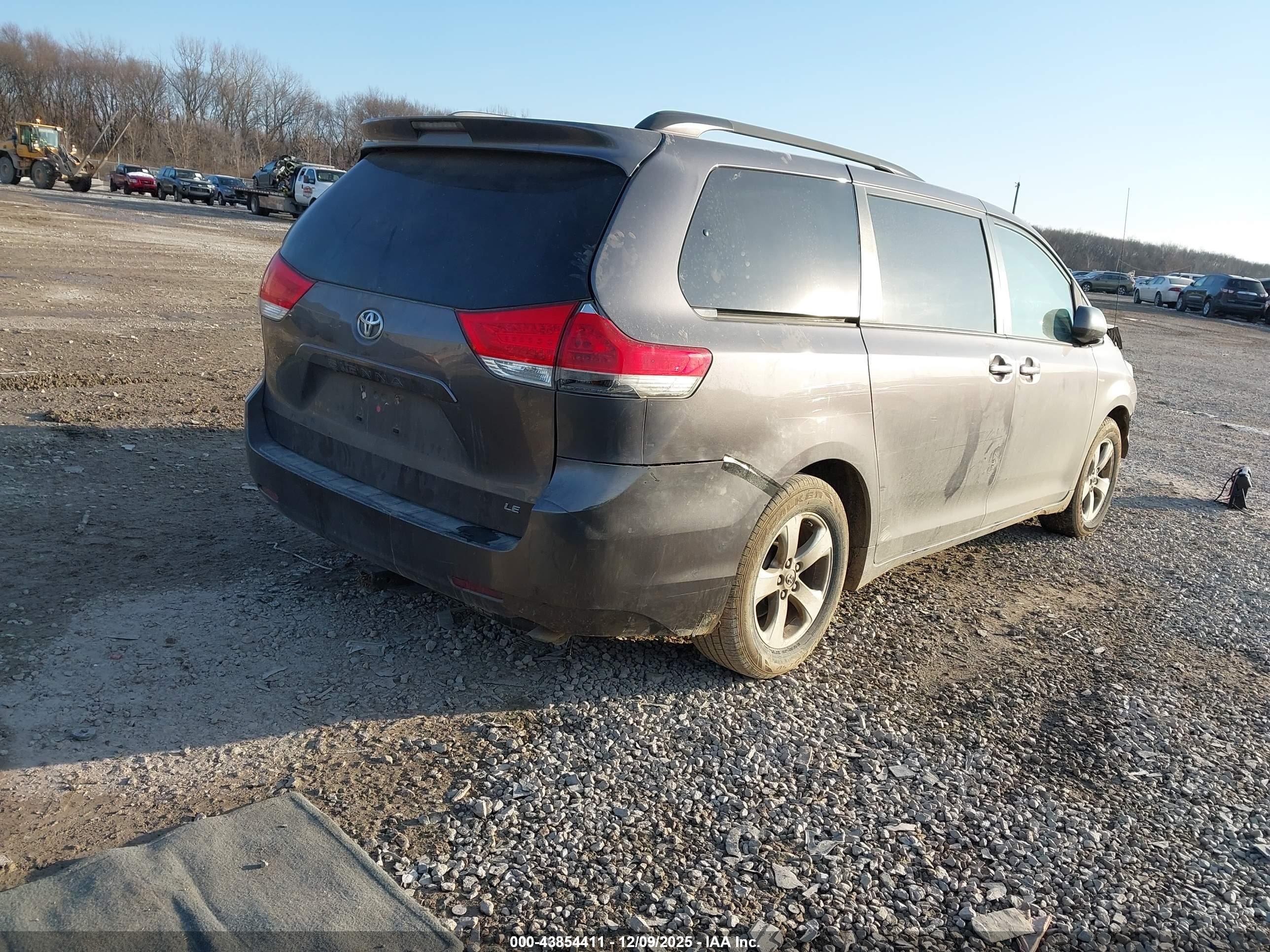 TOYOTA SIENNA image 4