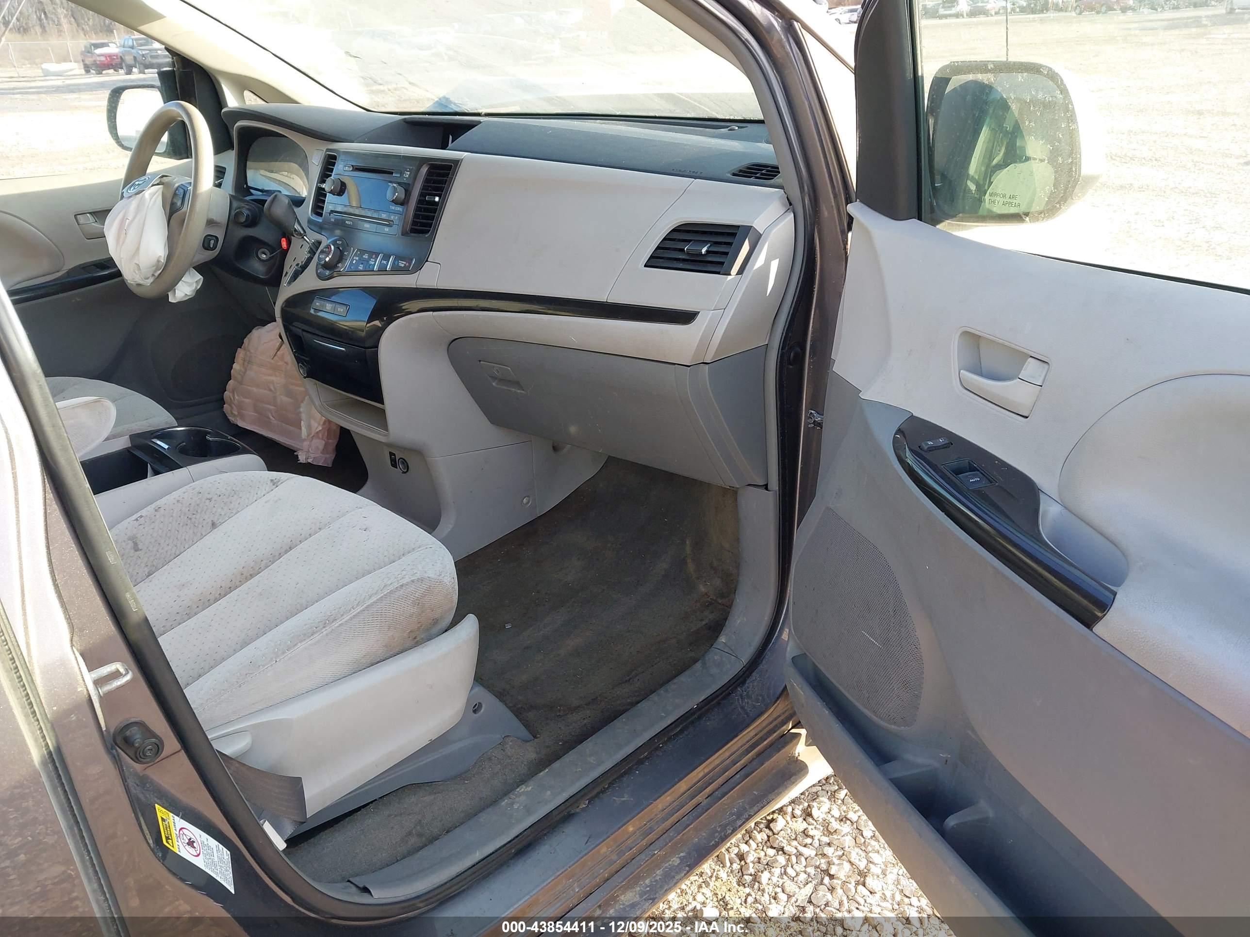 TOYOTA SIENNA image 5