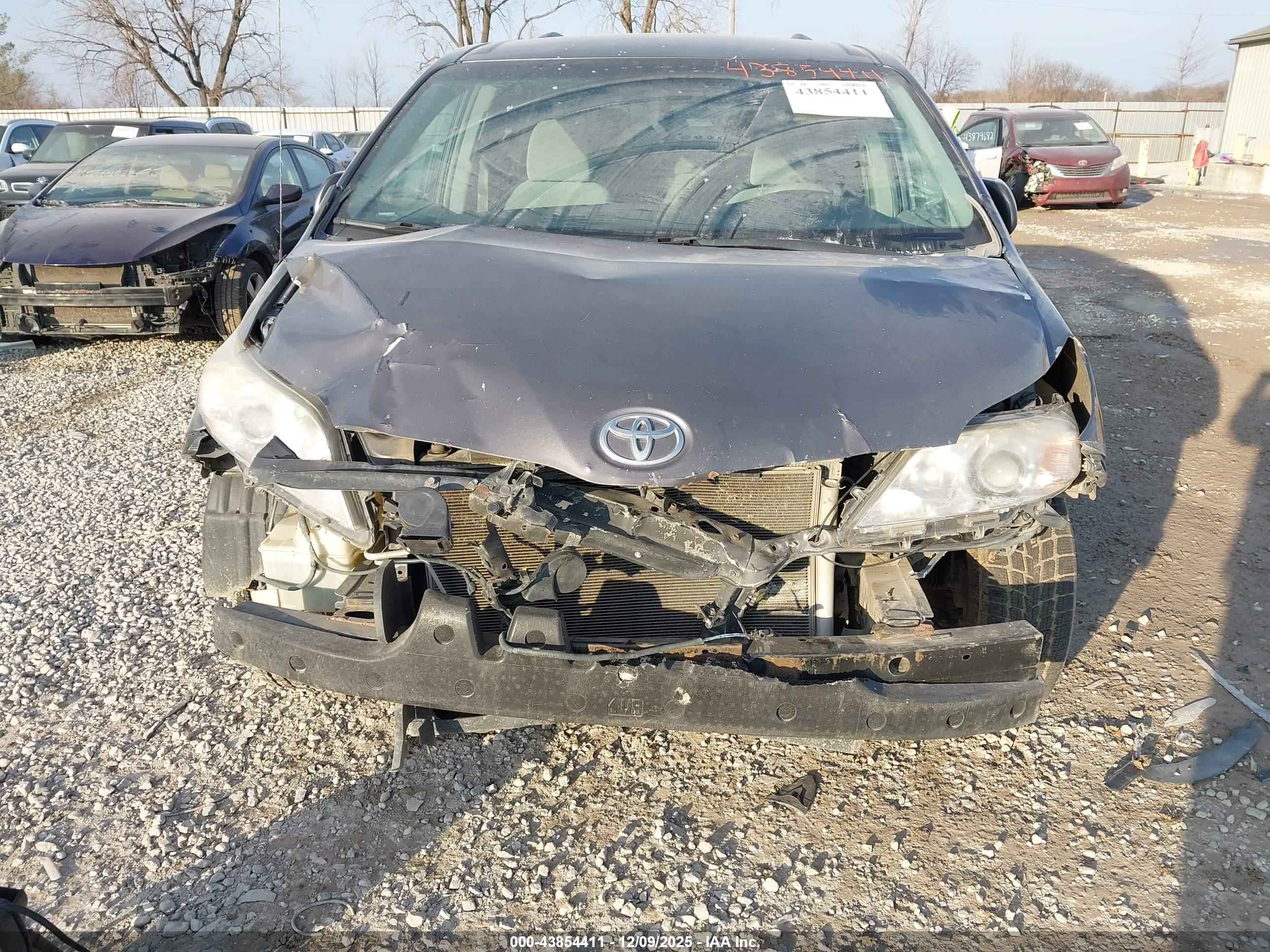 TOYOTA SIENNA image 6