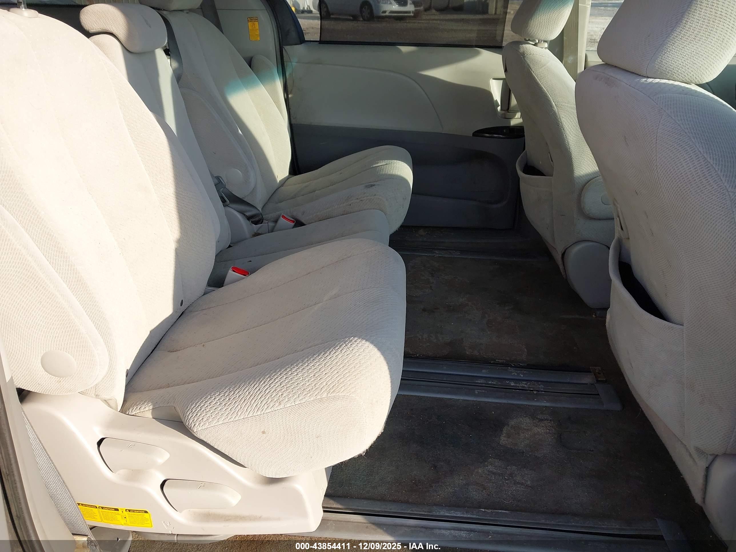 TOYOTA SIENNA image 8