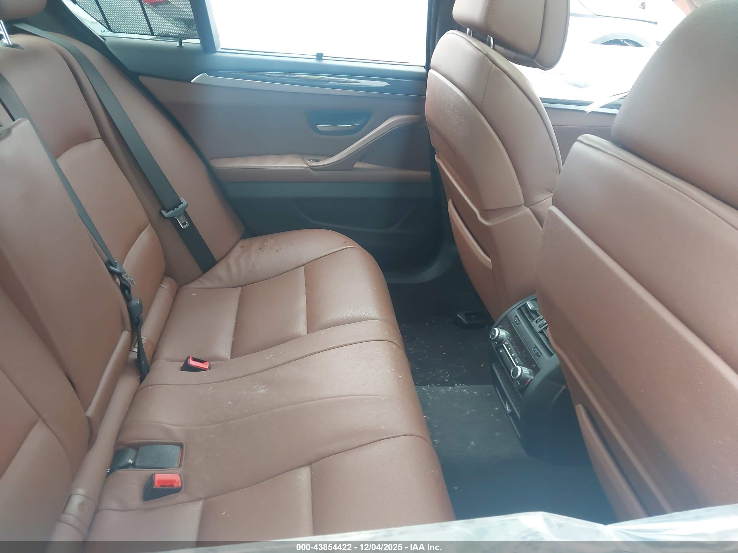 BMW 550I image 8