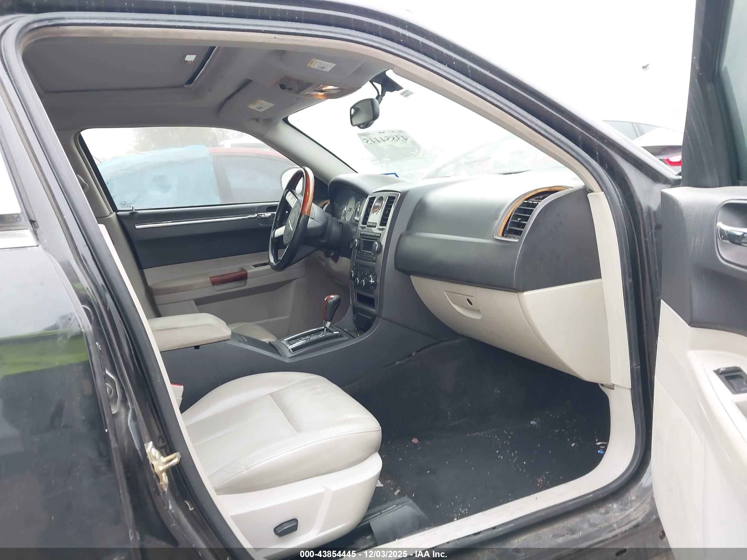 CHRYSLER 300 image 5