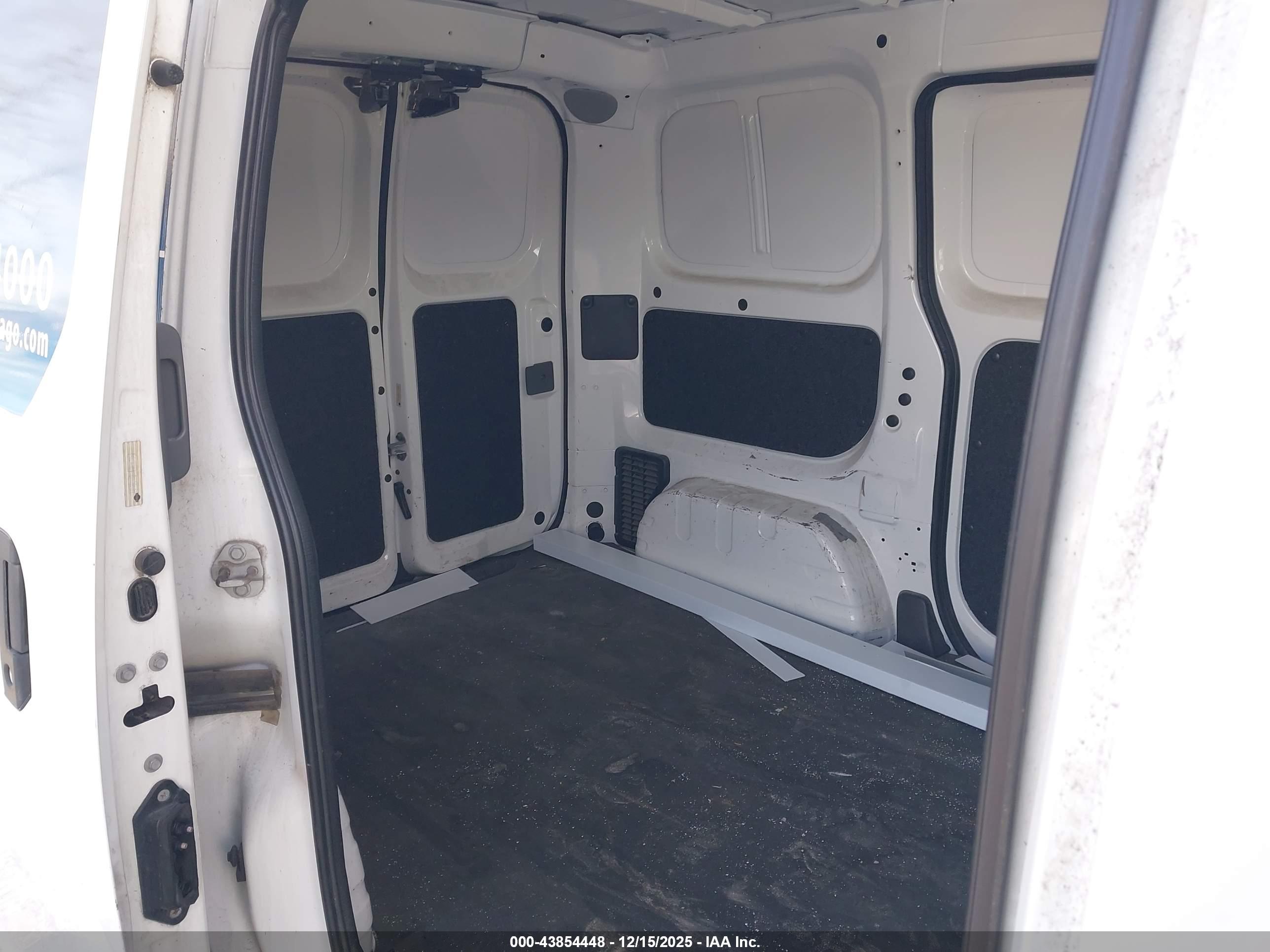 NISSAN NV200 image 8