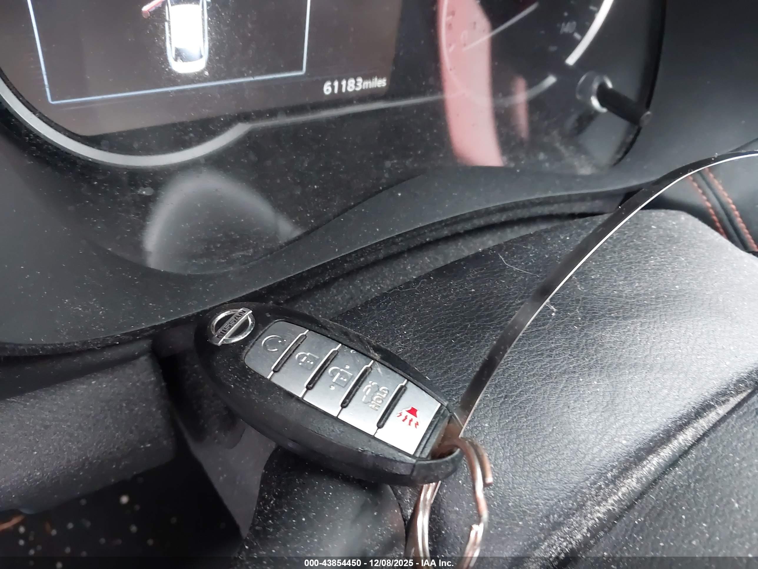 NISSAN VERSA image 11