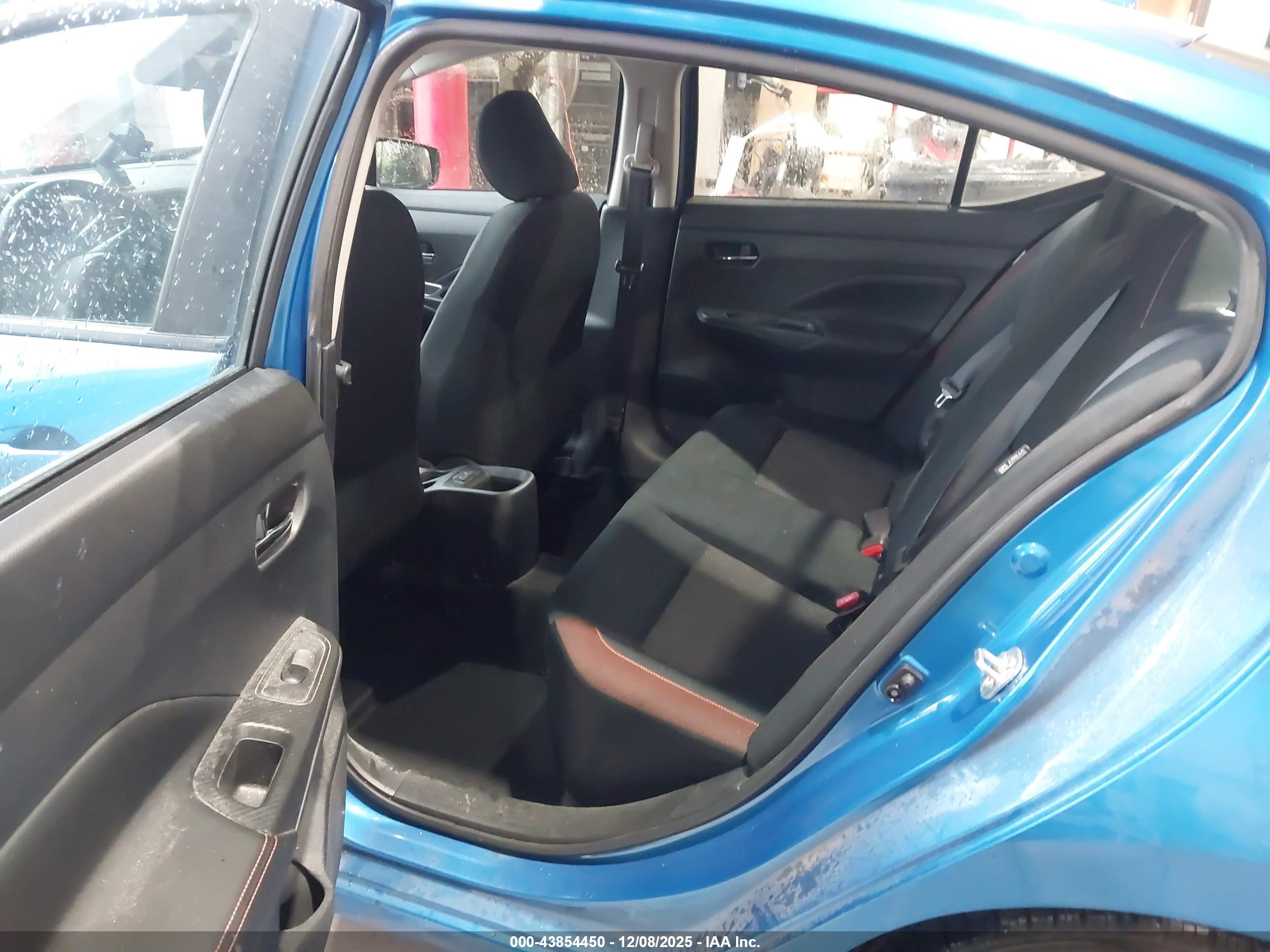 NISSAN VERSA image 8