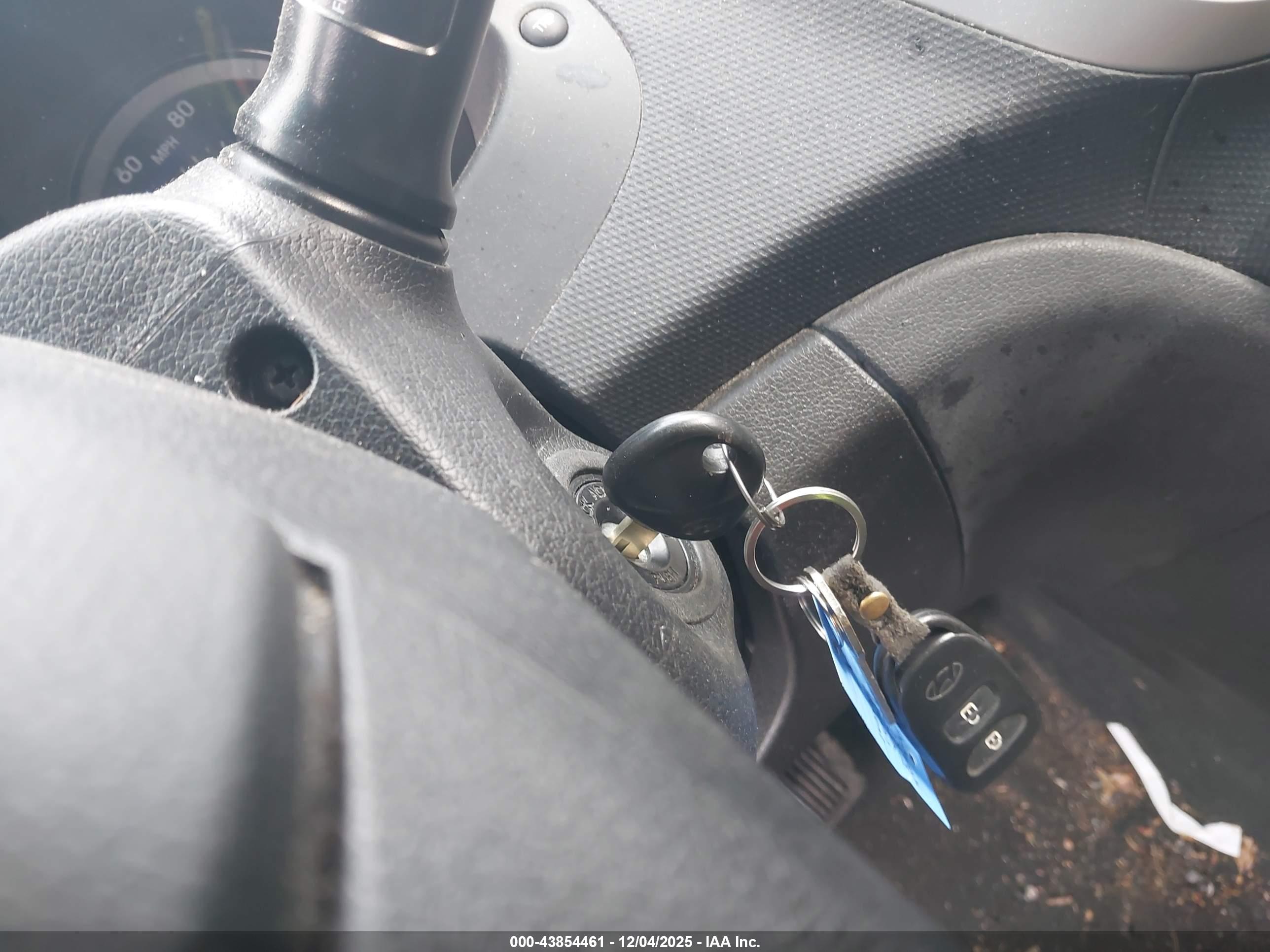 HYUNDAI ACCENT image 11