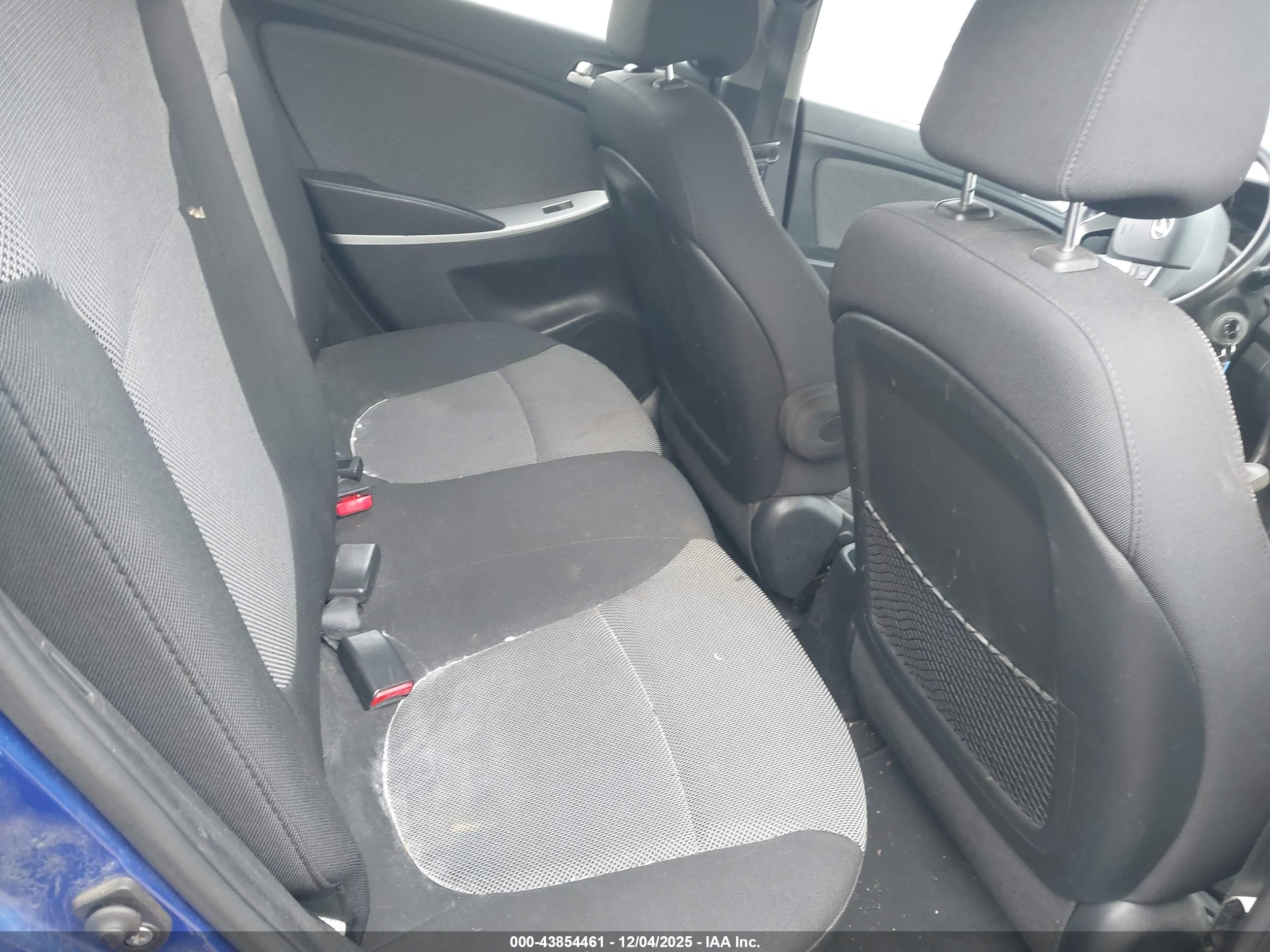 HYUNDAI ACCENT image 8