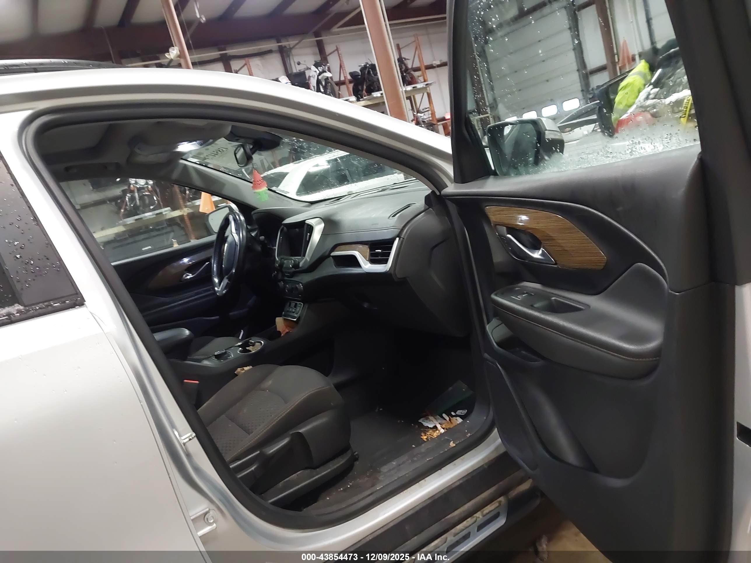 GMC TERRAIN image 5