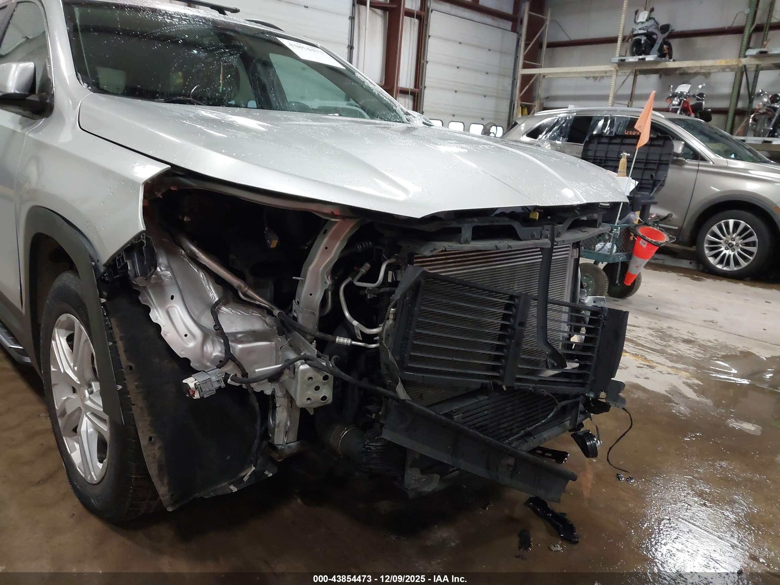 GMC TERRAIN image 6